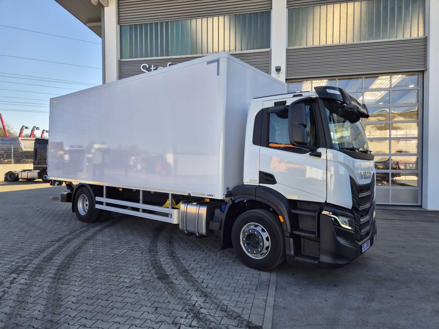 Fahrzeugabbildung Iveco S-Way AD190S40/P Junge AHK LBW 2.000kg