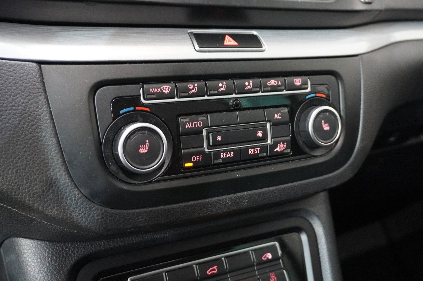 Fahrzeugabbildung Volkswagen Sharan 1.4 TSI STYLE 7-SITZE NAVI/PANO./SPORT/SH