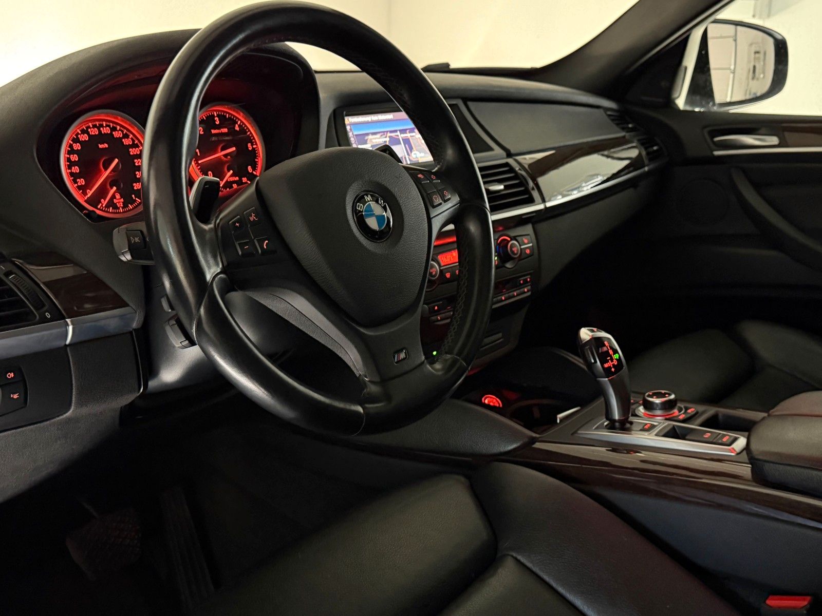 Fahrzeugabbildung BMW X6 M50 d/eGSD/AHK/HuD/SOFT CLOSE/STHZ/ACC