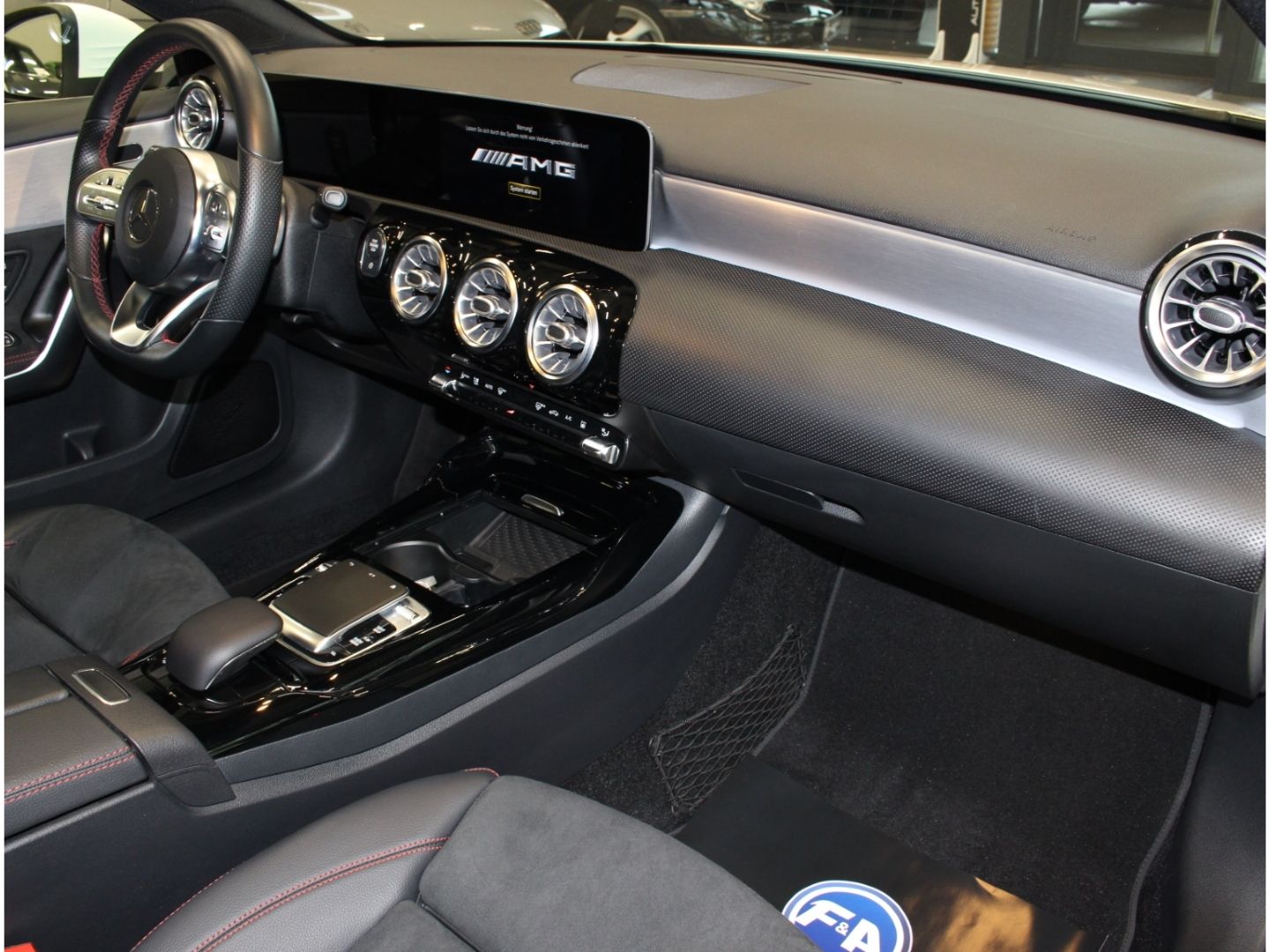 Fahrzeugabbildung Mercedes-Benz A 35 AMG 4Matic MULTIBEAM*STDHZ*Pano*Kamera