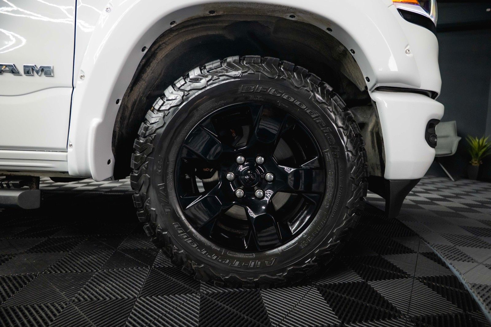 Fahrzeugabbildung Dodge RAM 5.7 V8 HEMI 4x4 OFFROAD Night-Paket *LED*19%