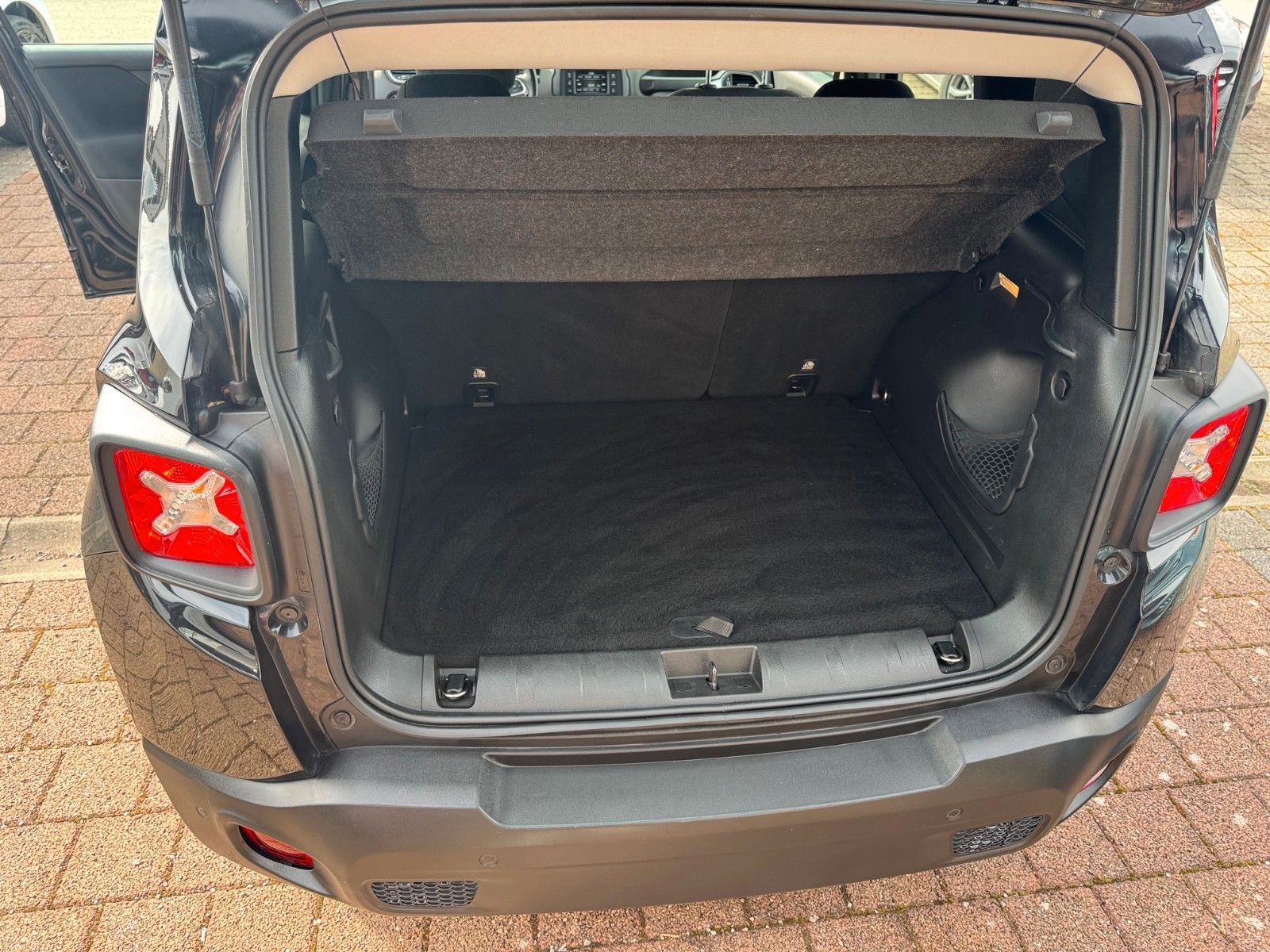 Fahrzeugabbildung Jeep Renegade Night Eagle Diesel FWD 2-Zonen Klima