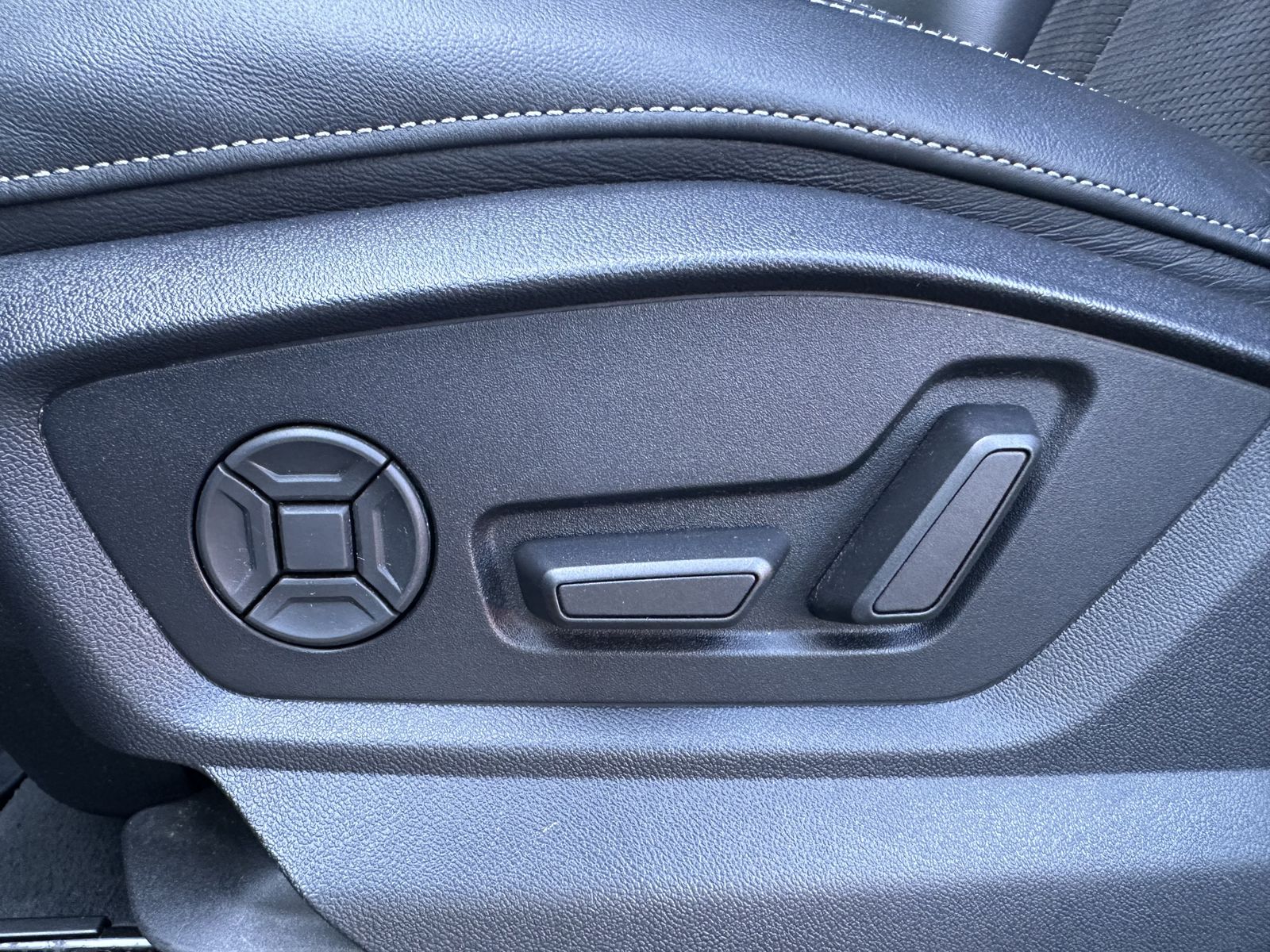 Fahrzeugabbildung Audi Q7 50 TDI S-Line Black 7Sitzer NAV+MATRIX+AHK+VC