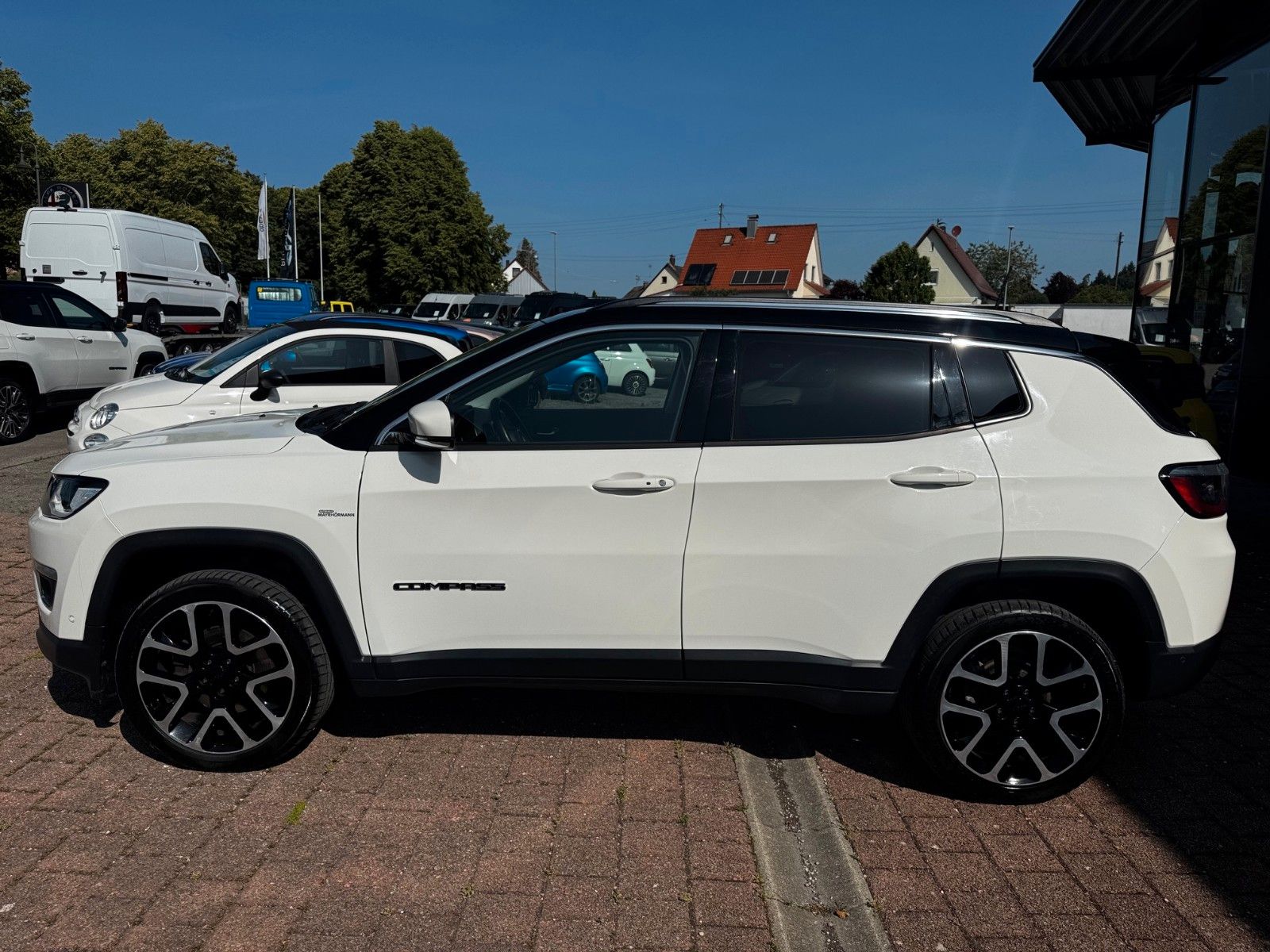 Fahrzeugabbildung Jeep COMPASS LIMITED 4X4 GLASDACH SITZKÜHLUNG DIESEL
