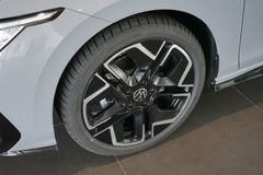 VW Golf 2.0 TDI DSG R-Line | Pano | HuD | FACELIFT VW Golf 2.0 TDI DSG R-Line | Pano | HuD | FACELIFT