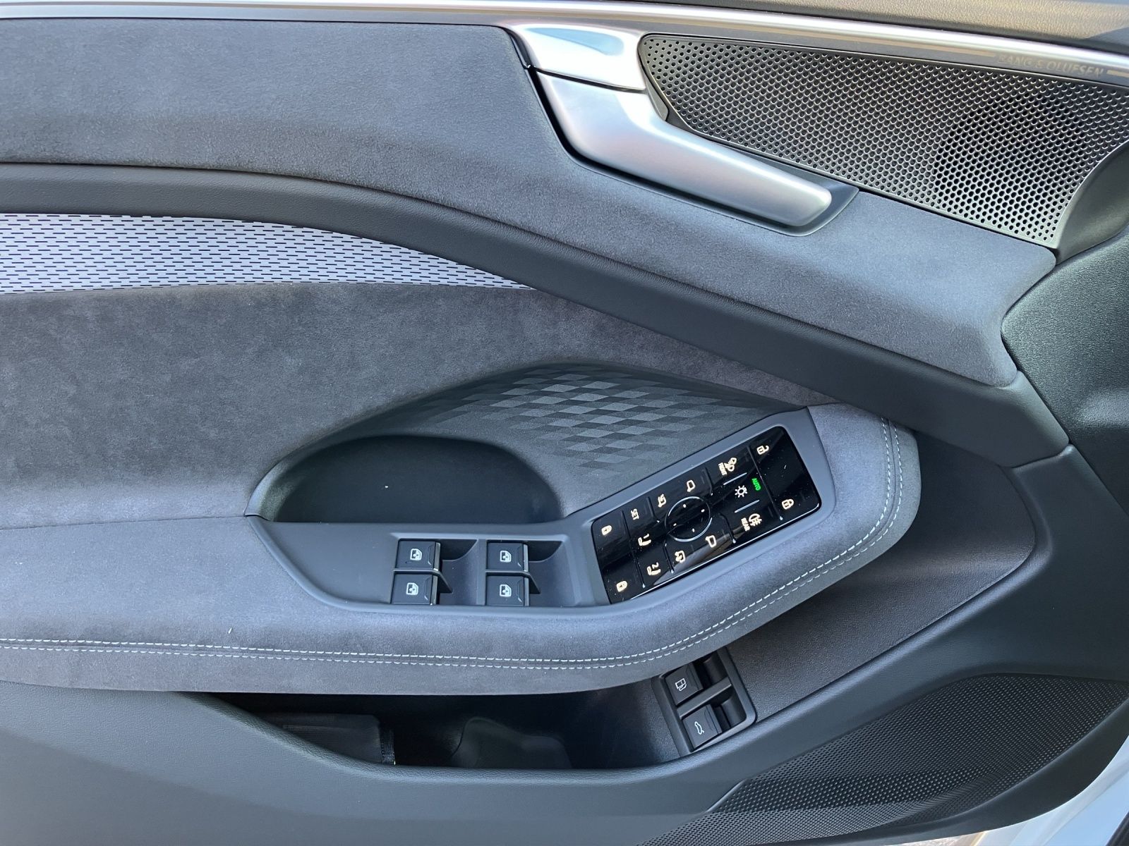 Fahrzeugabbildung Audi A6 Avant e-hybrid quattro  edition one AHZV Matr