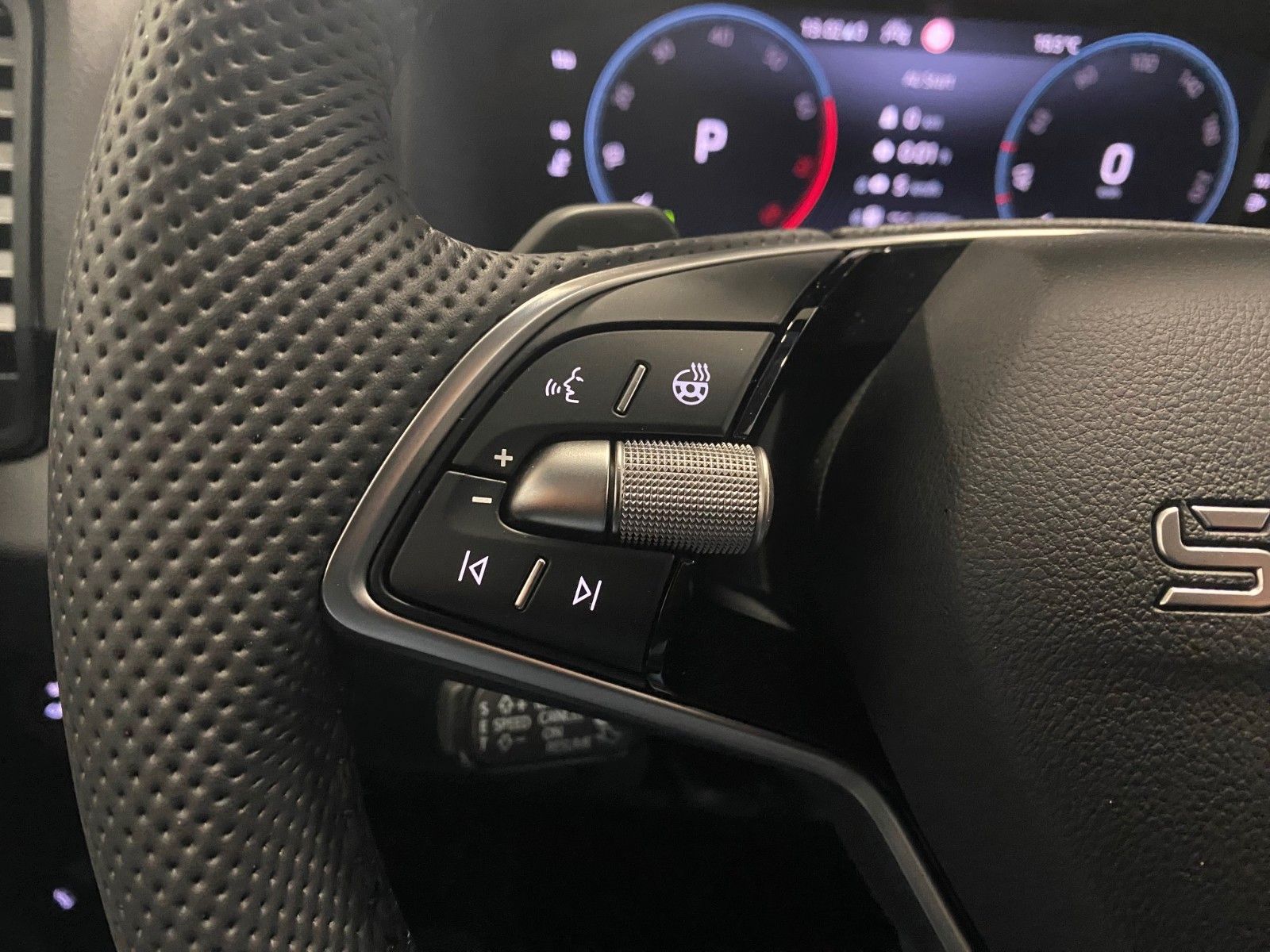 Fahrzeugabbildung SKODA Karoq 1.5 TSI DSG+Garantie 2030 oder 100tKM+NAVI