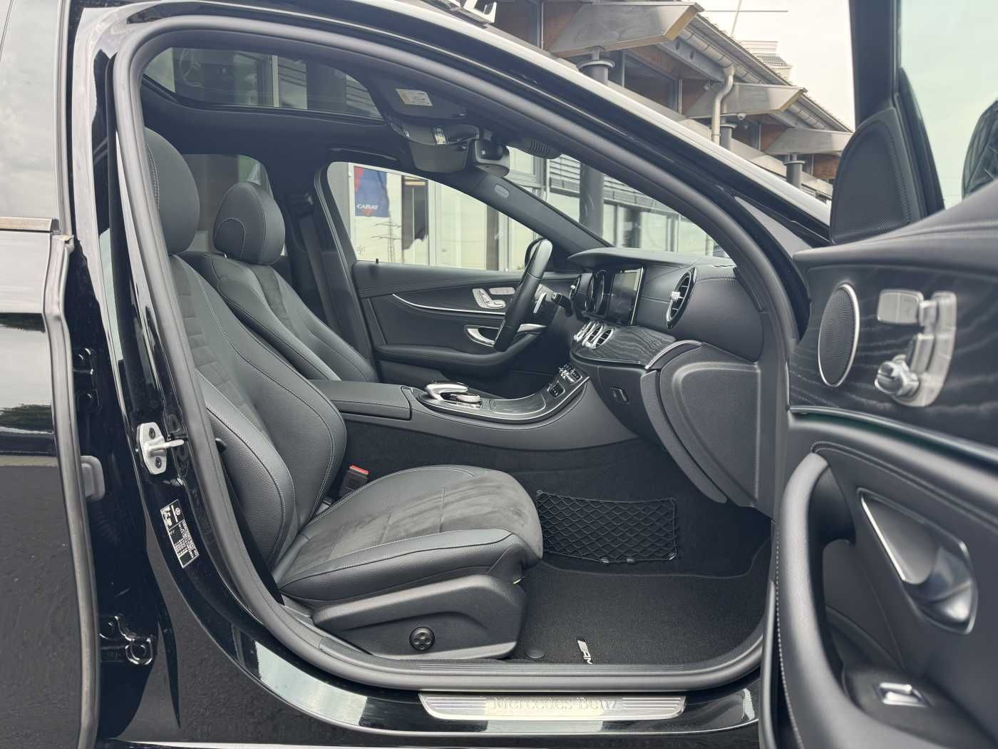 Fahrzeugabbildung Mercedes-Benz E 300de 9G AMG+Pano+Memory+Ambiente+ RFK+Night