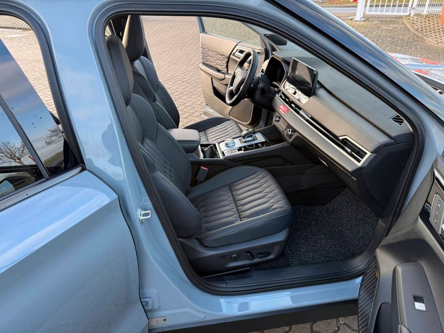 Fahrzeugabbildung Mitsubishi Outlander Plug-in TOP- Black Line