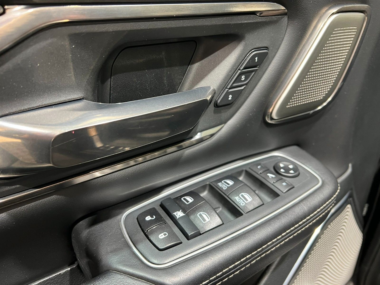 Fahrzeugabbildung Dodge RAM 1500 LIMITED NIGHT CREW CAB 4X4 *RTR UMBAU*