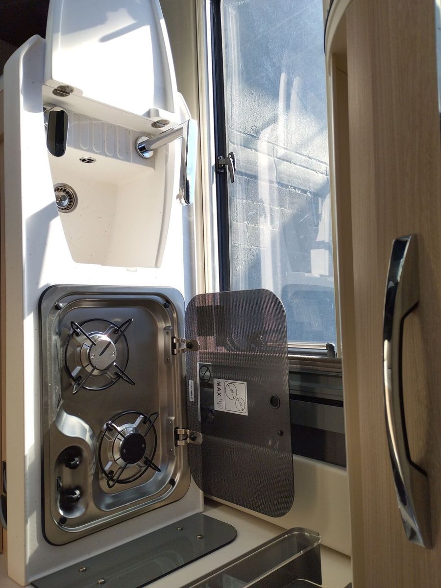 Fahrzeugabbildung Eura Mobil Van V 635 EB Captain-Chair-Sitze, Skyroof, RFK