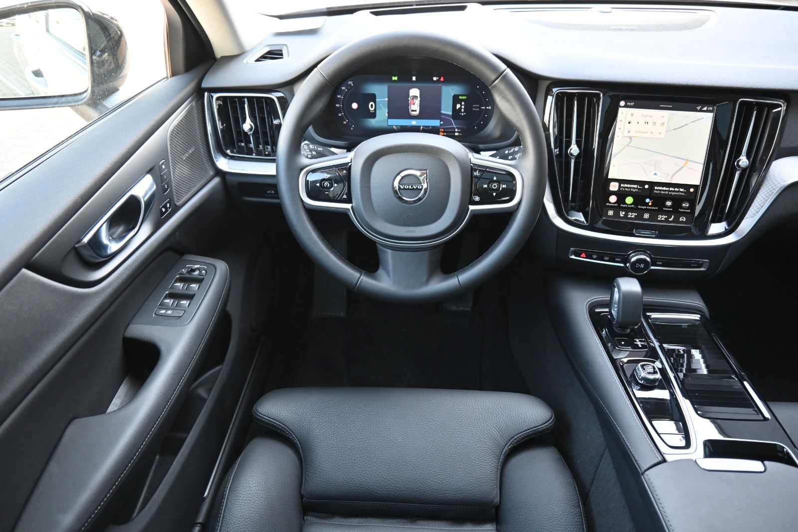 Fahrzeugabbildung Volvo V60 T6 AWD RC Plus Dark*PANO*360°*ACC*HuD*AHK