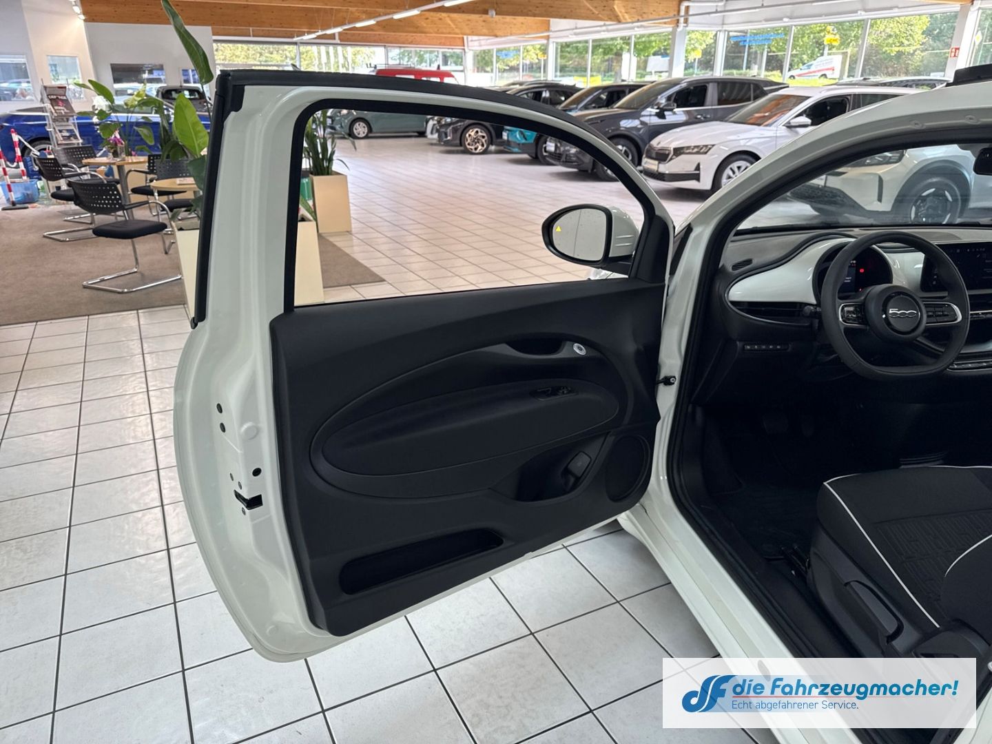 Fahrzeugabbildung Fiat 500e Apple CarPlay Android Auto Klimaautom Fahre