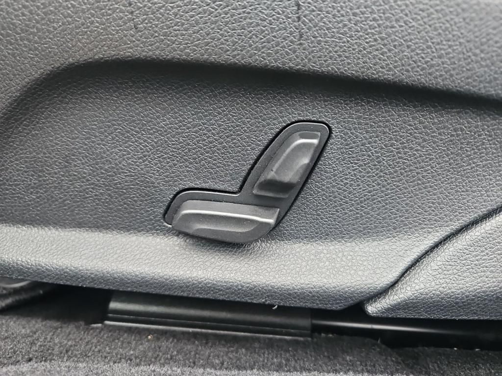 Fahrzeugabbildung Mercedes-Benz E 300 d T AMG ACC HUD Navi LED SHZ KeyLess Sport