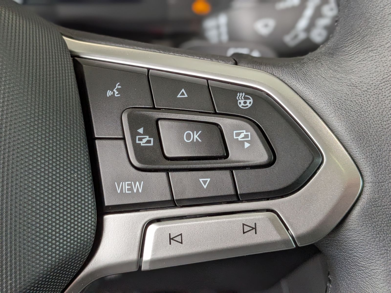 Fahrzeugabbildung Volkswagen Touran 2.0 DSG R-Line High Pano 7-Si IQ AHK VOLL