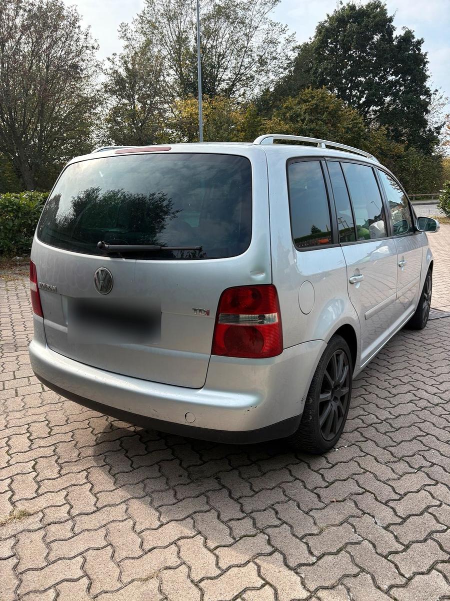 Volkswagen Touran 2004 — interior
