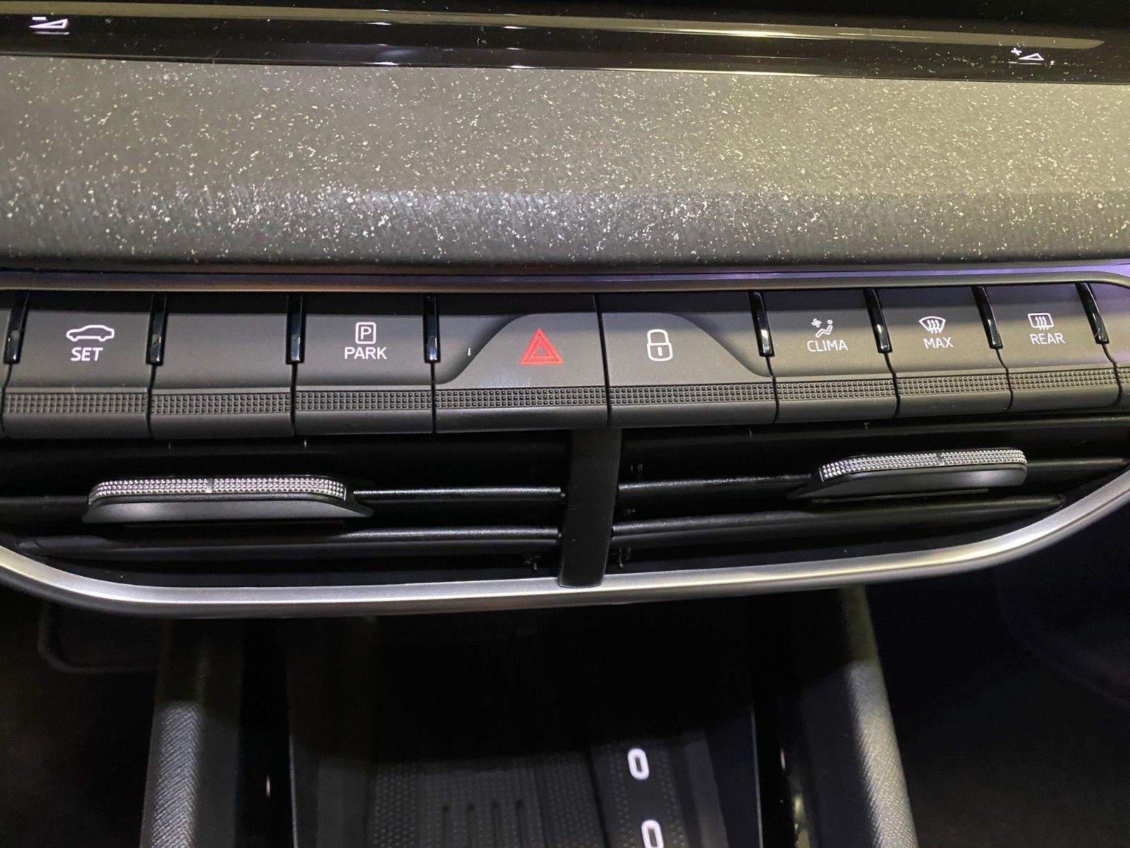 Fahrzeugabbildung SKODA Octavia 1.5 TSI MHEV DSG Selection+NAVI+AHK+ACC+