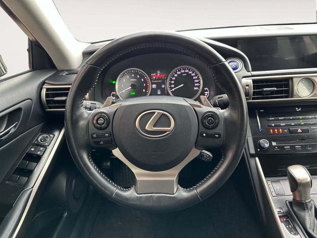 Fahrzeugabbildung Lexus IS 300h Hybrid Business Edition