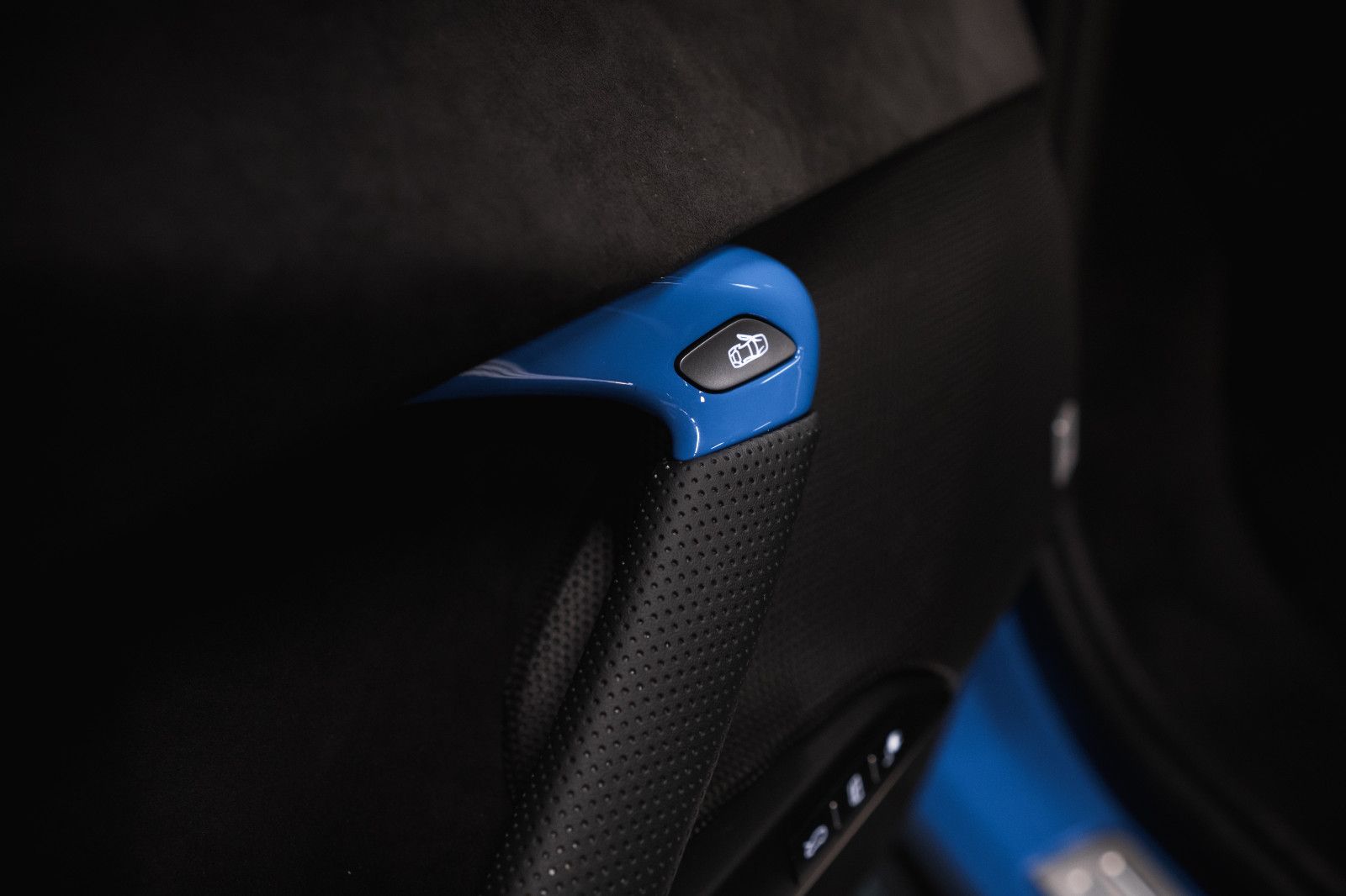 Fahrzeugabbildung Ferrari 296 GTS Sonderfarbe-Lift-Carbonsitz-Hifi-System