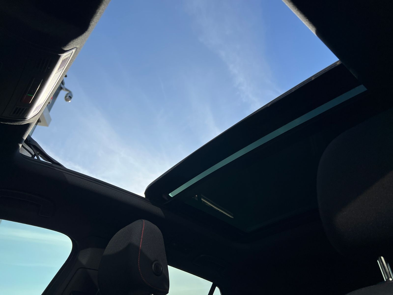 Fahrzeugabbildung Volkswagen T-Roc Sport 1.5 TSI DSG R-Line *AHK, Panoramadac