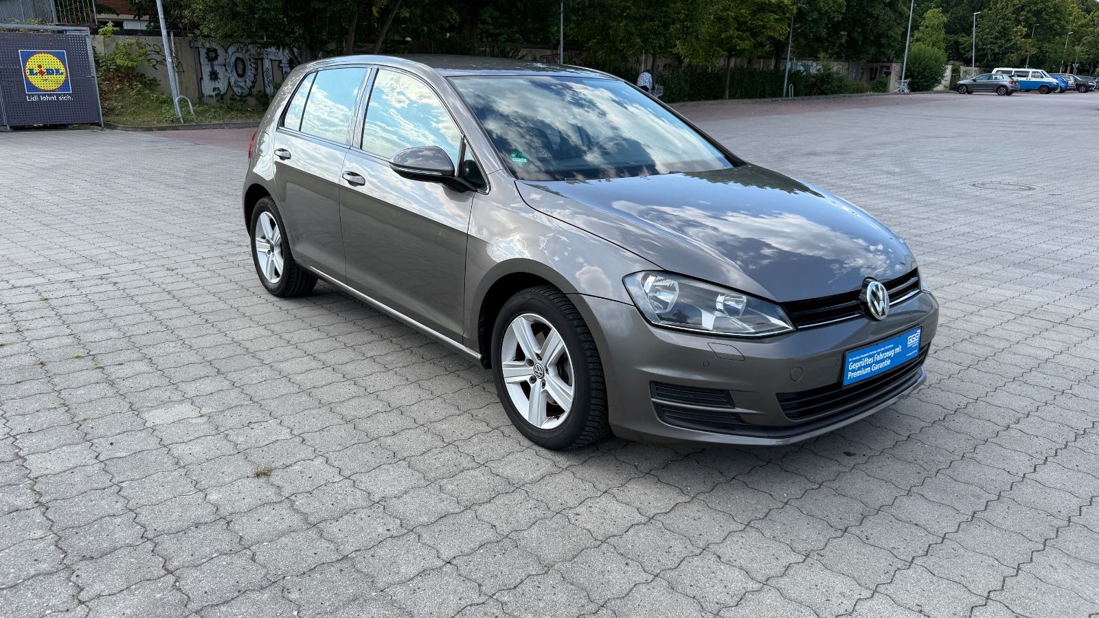 Volkswagen Golf - 1