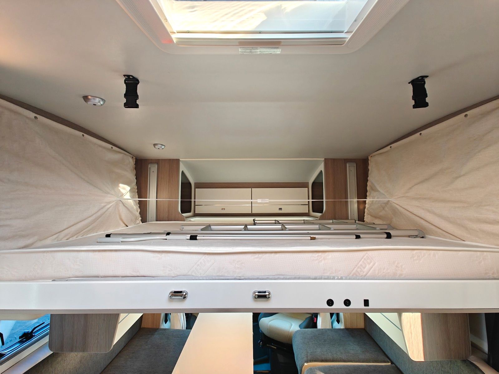 Fahrzeugabbildung XGO Dynamic 99 P + Hubbett, Solar, SAT, TV, Markise