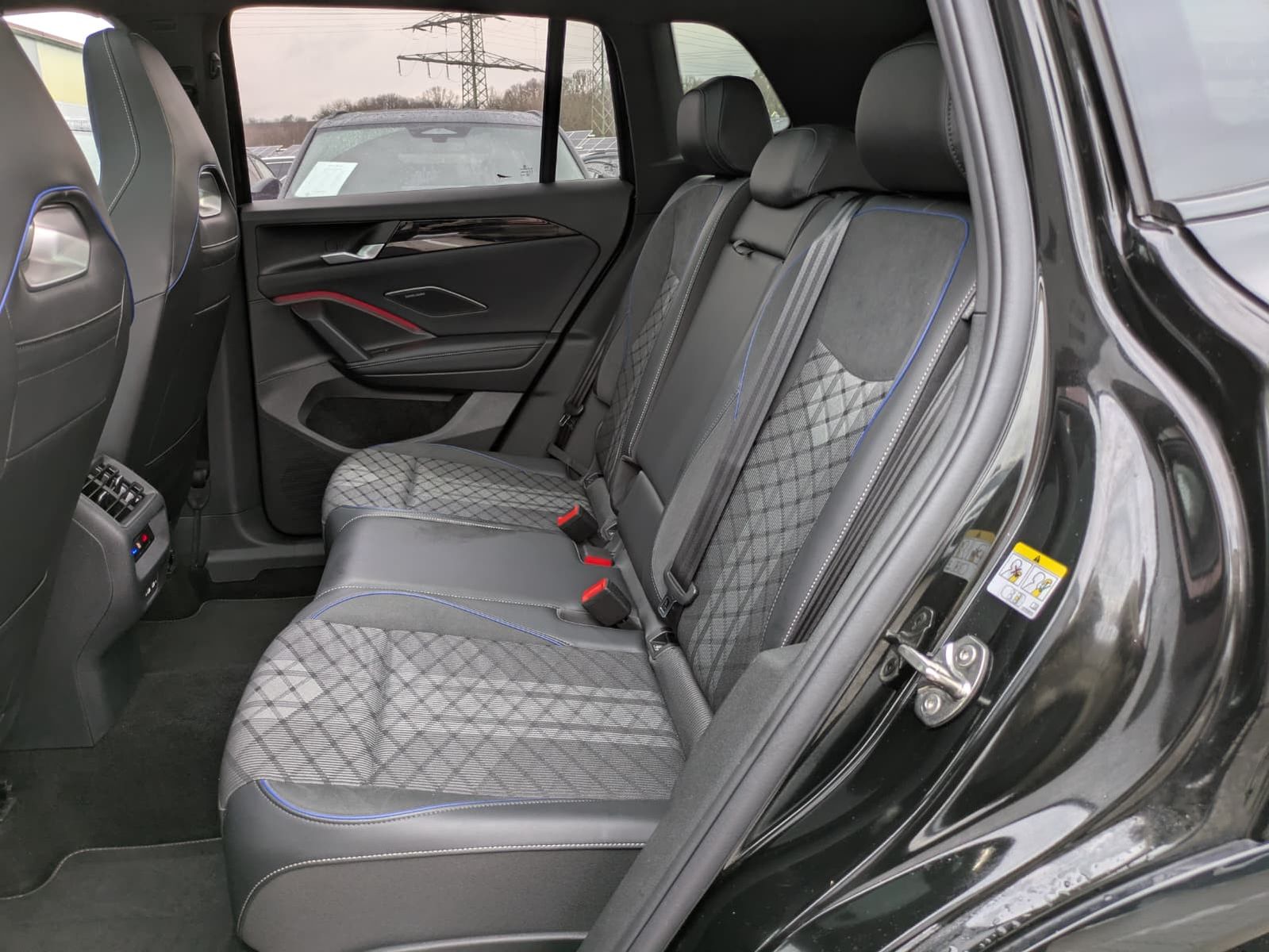 Fahrzeugabbildung Volkswagen Tiguan 2.0 TDI 4M R-Line PANO*H&K*AHK*MATRIX*20"