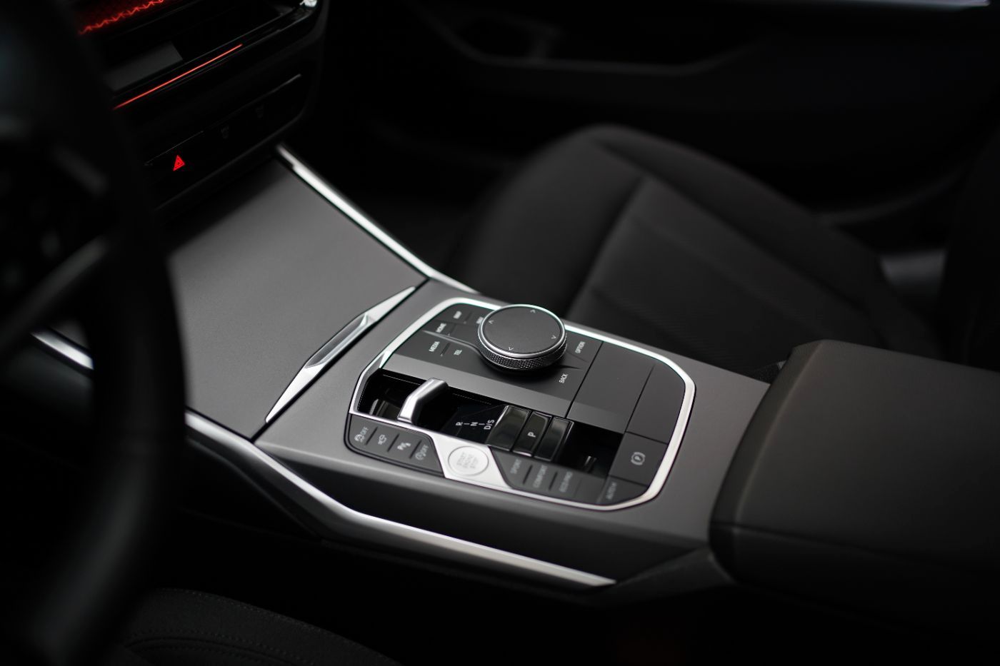 Fahrzeugabbildung BMW 318i Touring Navi+HeadUp+Kamera+APP+LED