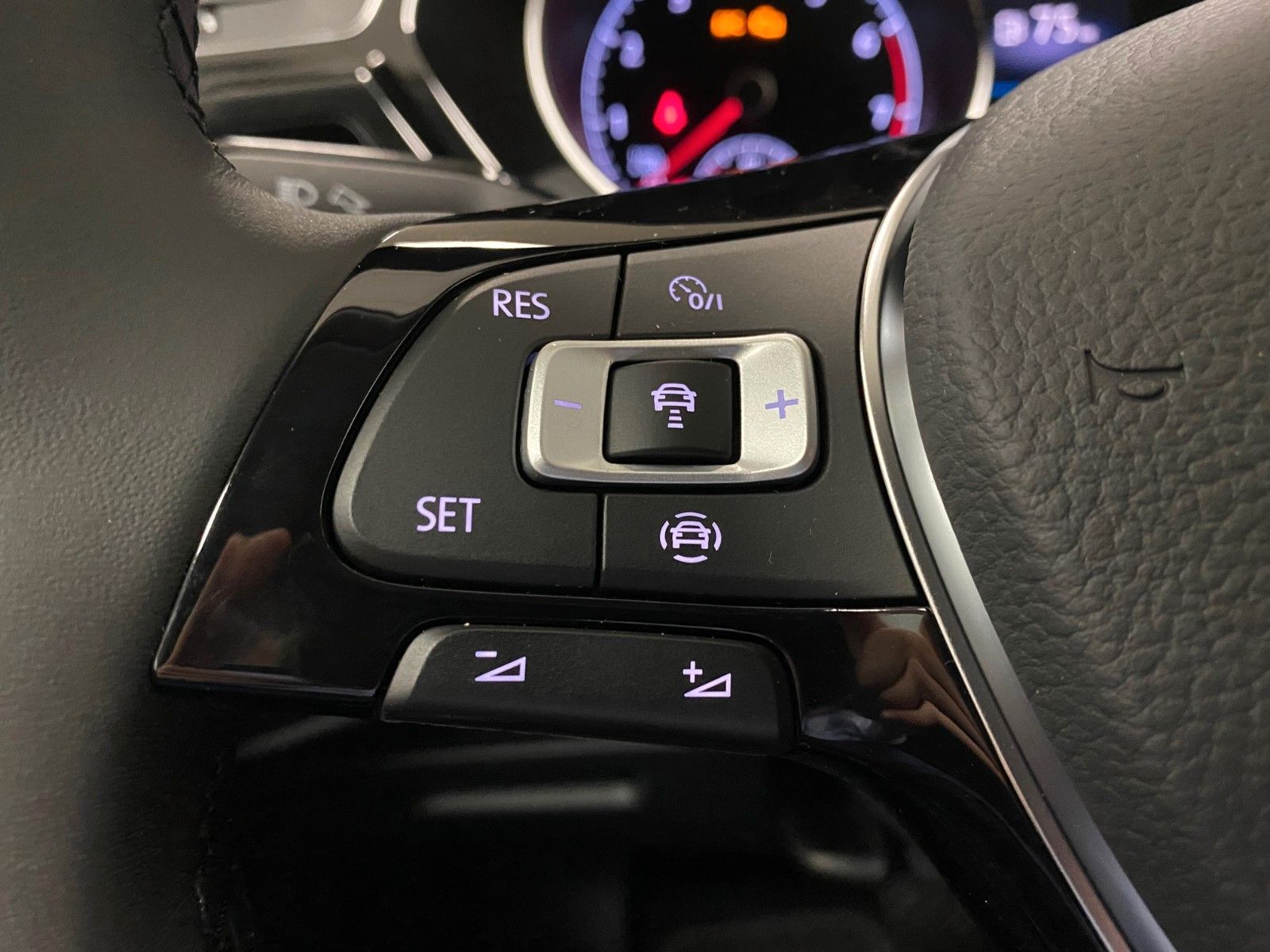 Fahrzeugabbildung Volkswagen Touran 1.5 TSI OPF DSG Highline R-Line+NAVI+LED+