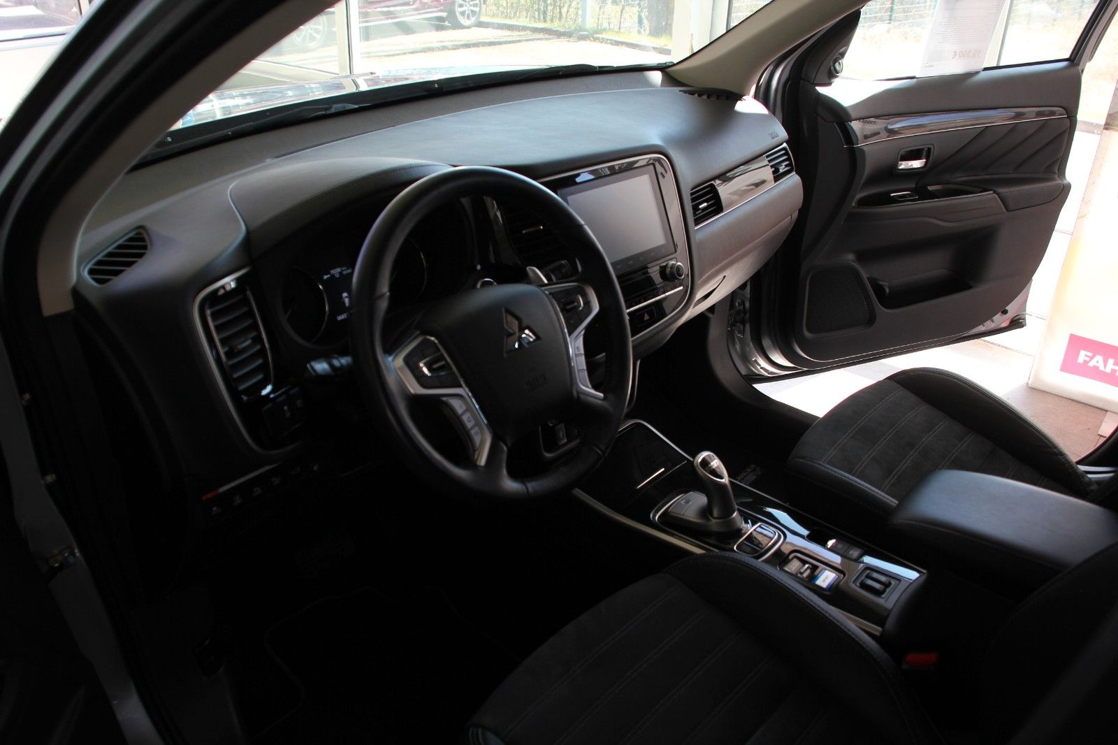 Fahrzeugabbildung Mitsubishi Outlander PHEV Plus mit FA-Paket