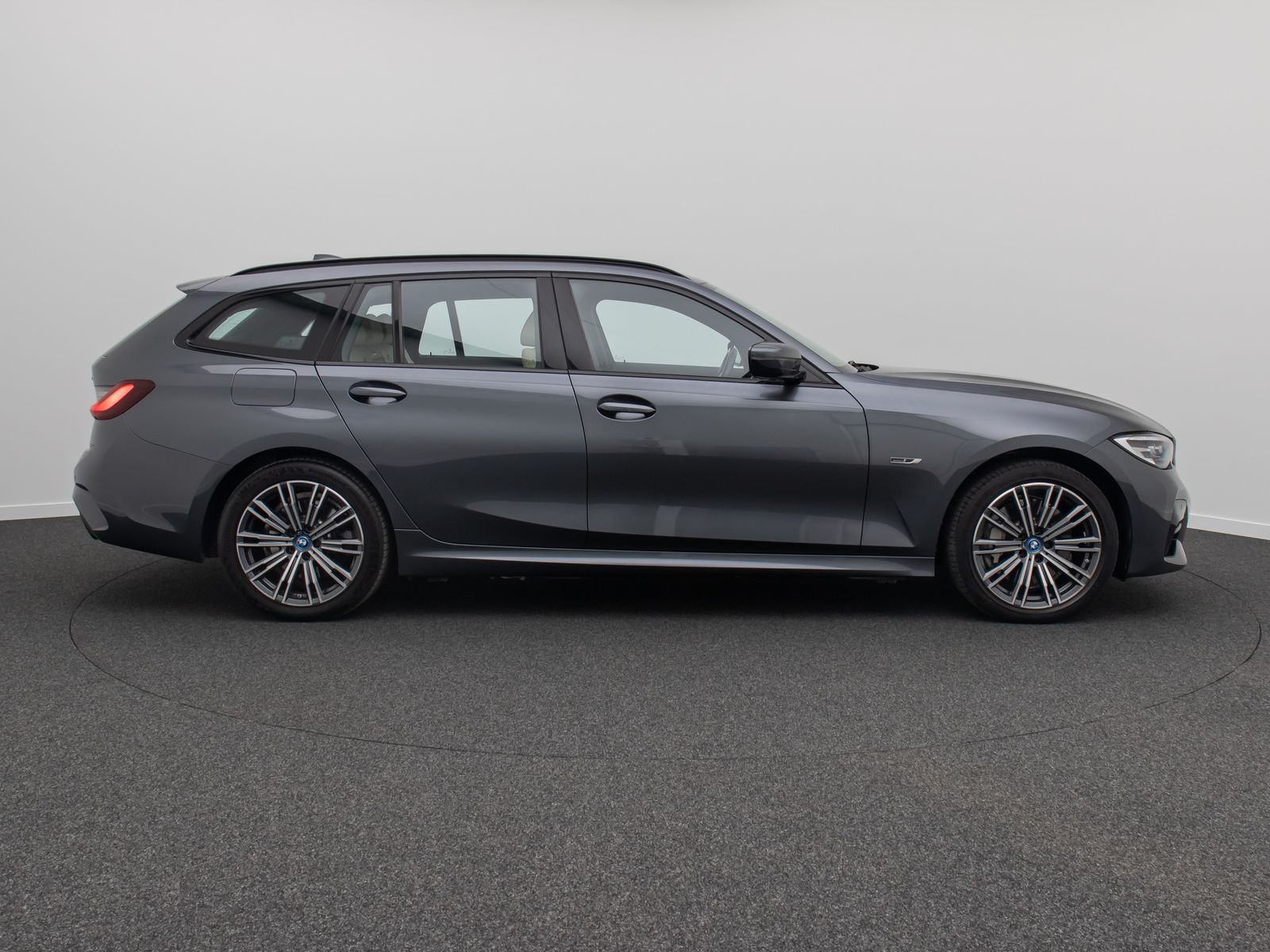 Fahrzeugabbildung BMW 330e xD M Sport DAB Memory AHK HUD Individual