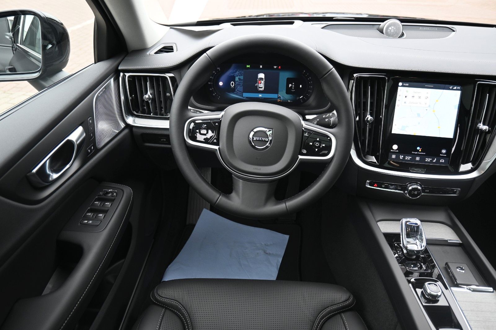 Fahrzeugabbildung Volvo V60 B4 DKG Ultra Dark*B&W*Massage*ACC*AHK*20"
