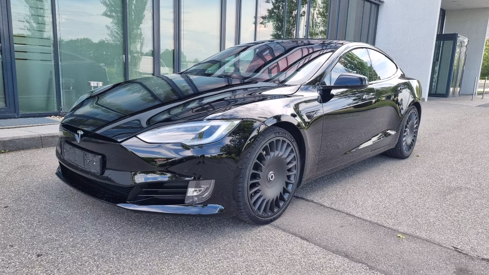 Tesla Model S Performance Ludicrous+ Raven