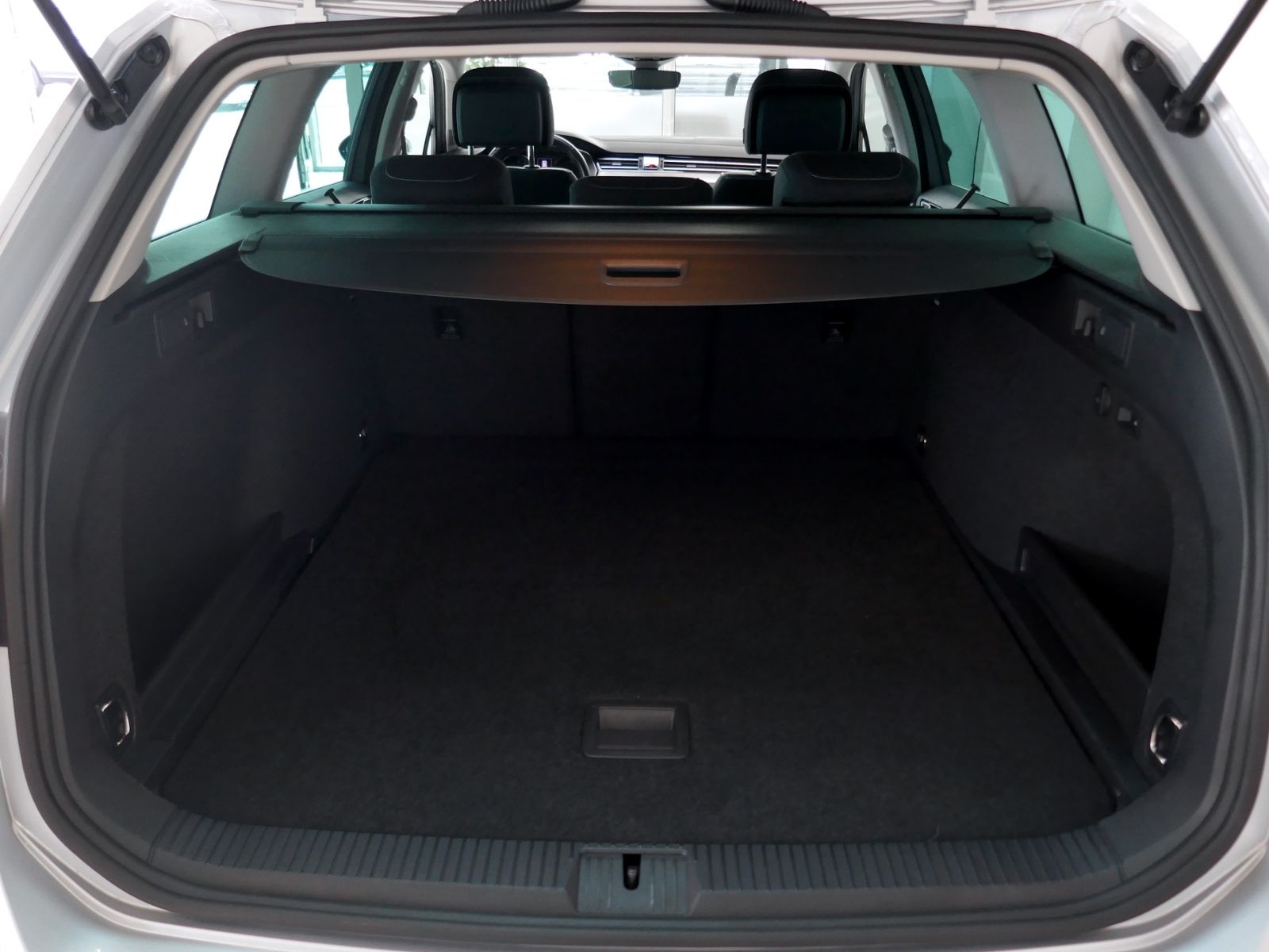 Fahrzeugabbildung Volkswagen Passat Variant Business 1.5 TSI DSG LED AHK RFK