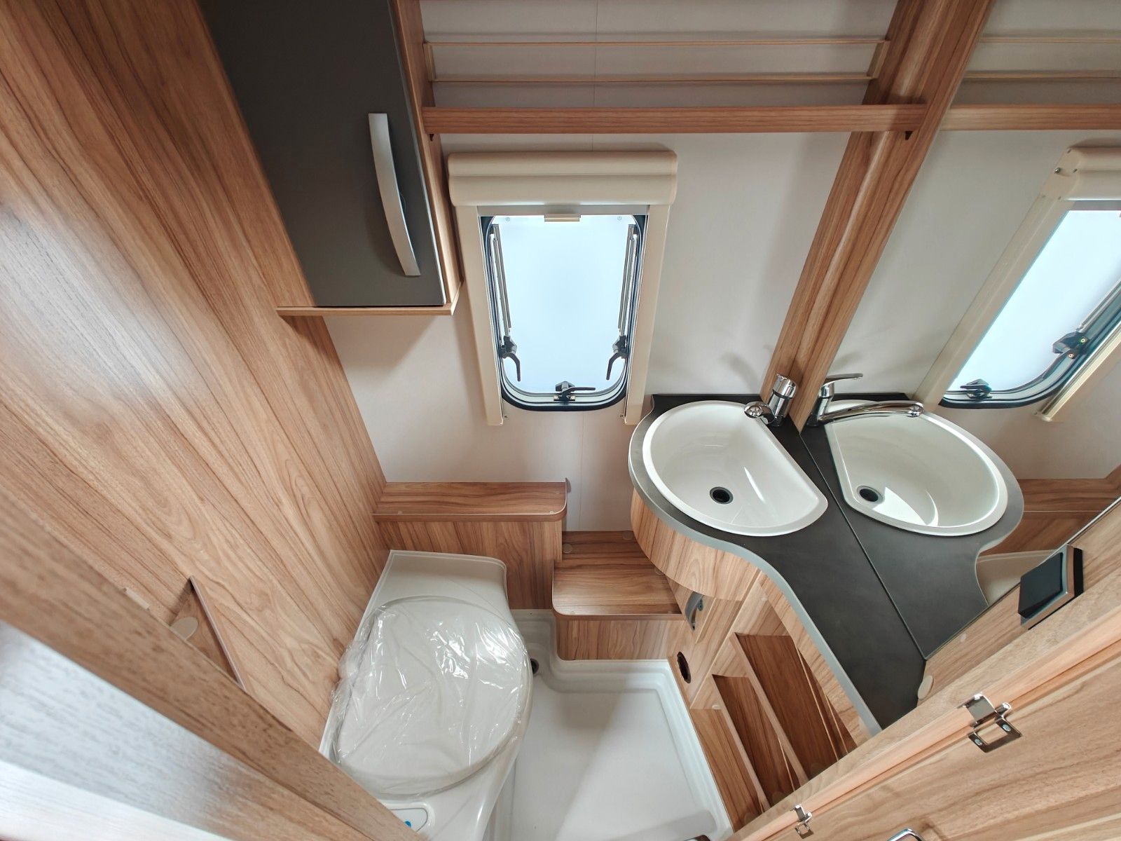 Fahrzeugabbildung HYMER / ERIBA / HYMERCAR Feeling 425 Schlafdach - JETZT 6.464€ SPAREN !!!