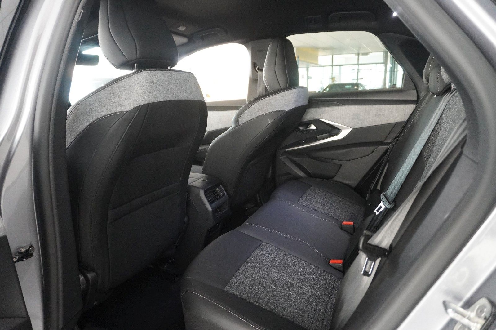 Fahrzeugabbildung Peugeot 3008 Hybrid 145 ALLURE NAVI/LED/360°/SPORT/DAB+