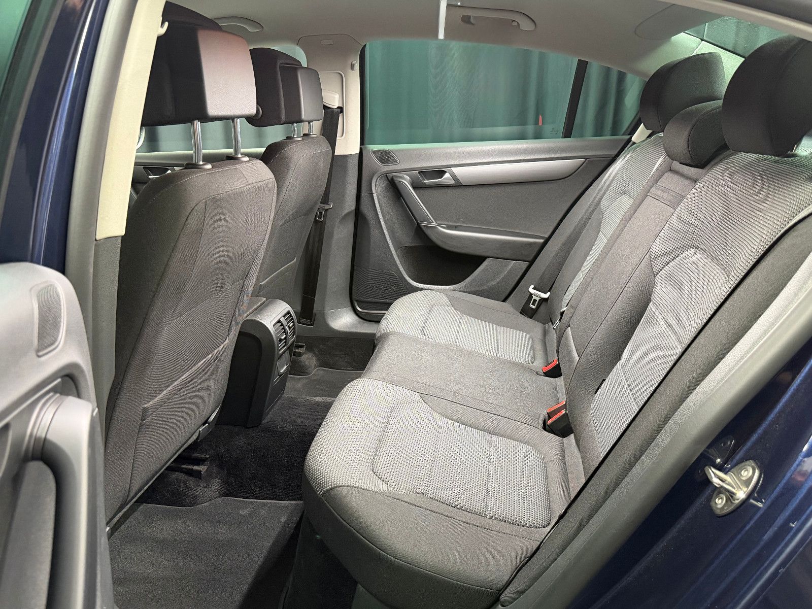 Fahrzeugabbildung Volkswagen Passat Lim. 2.0 TDI Comfortline|PDC|NAVI|AHK