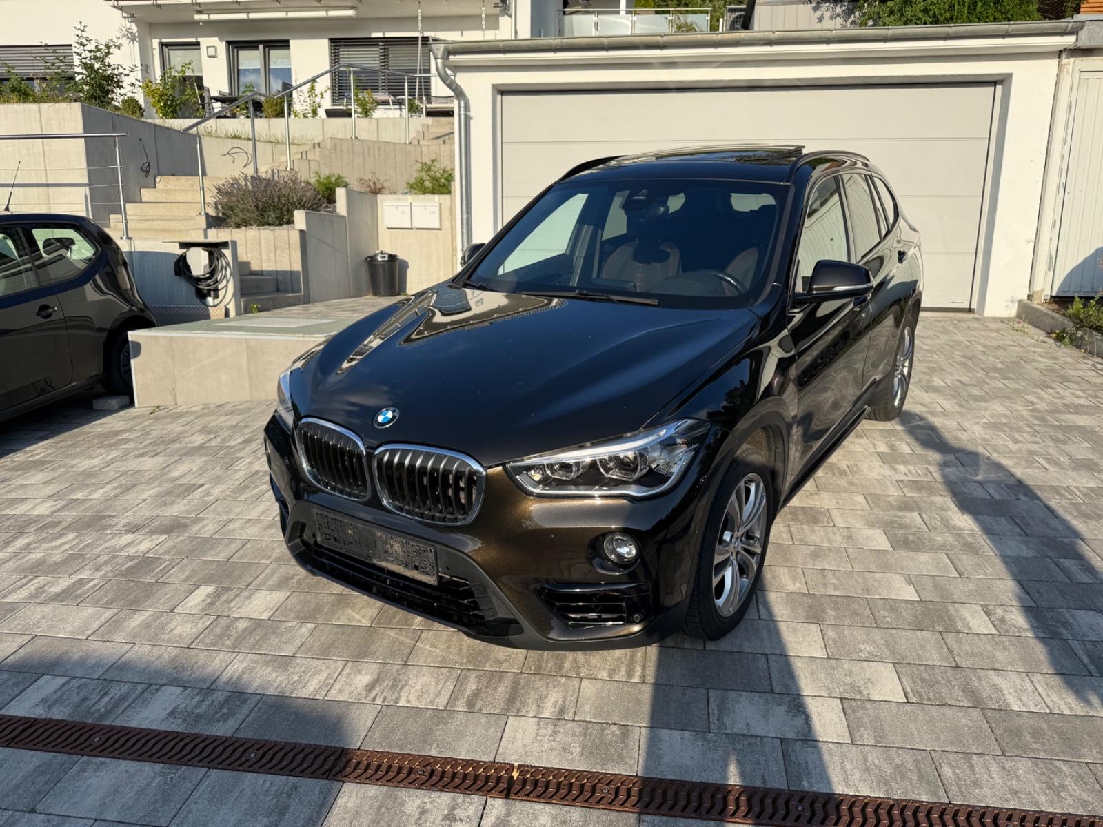 BMW X1 sDrive20iA Sport Line Pano LED Navi SHZ PDC