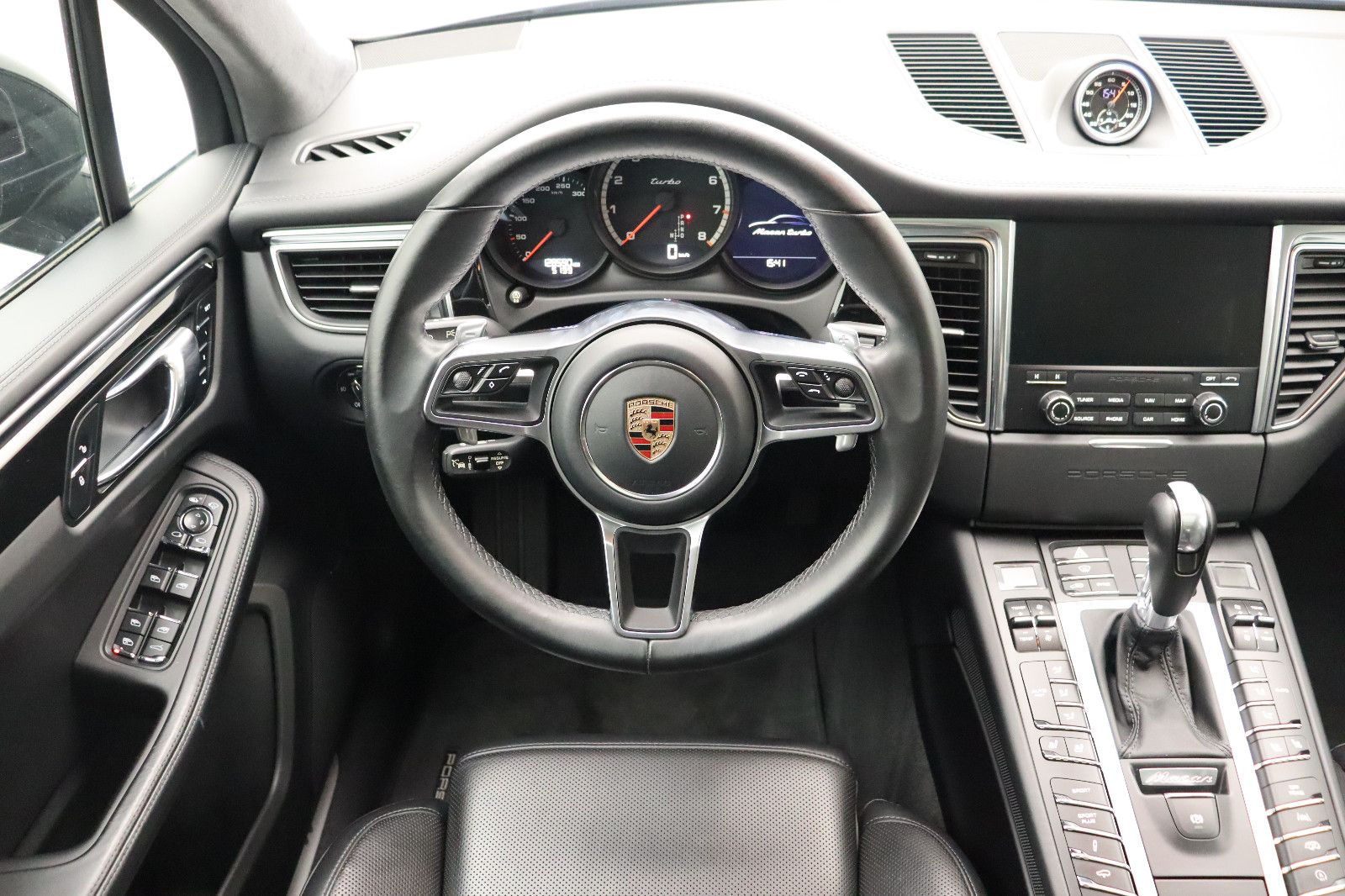 Fahrzeugabbildung Porsche Macan Turbo Performance-Paket Sport-Paket Luft