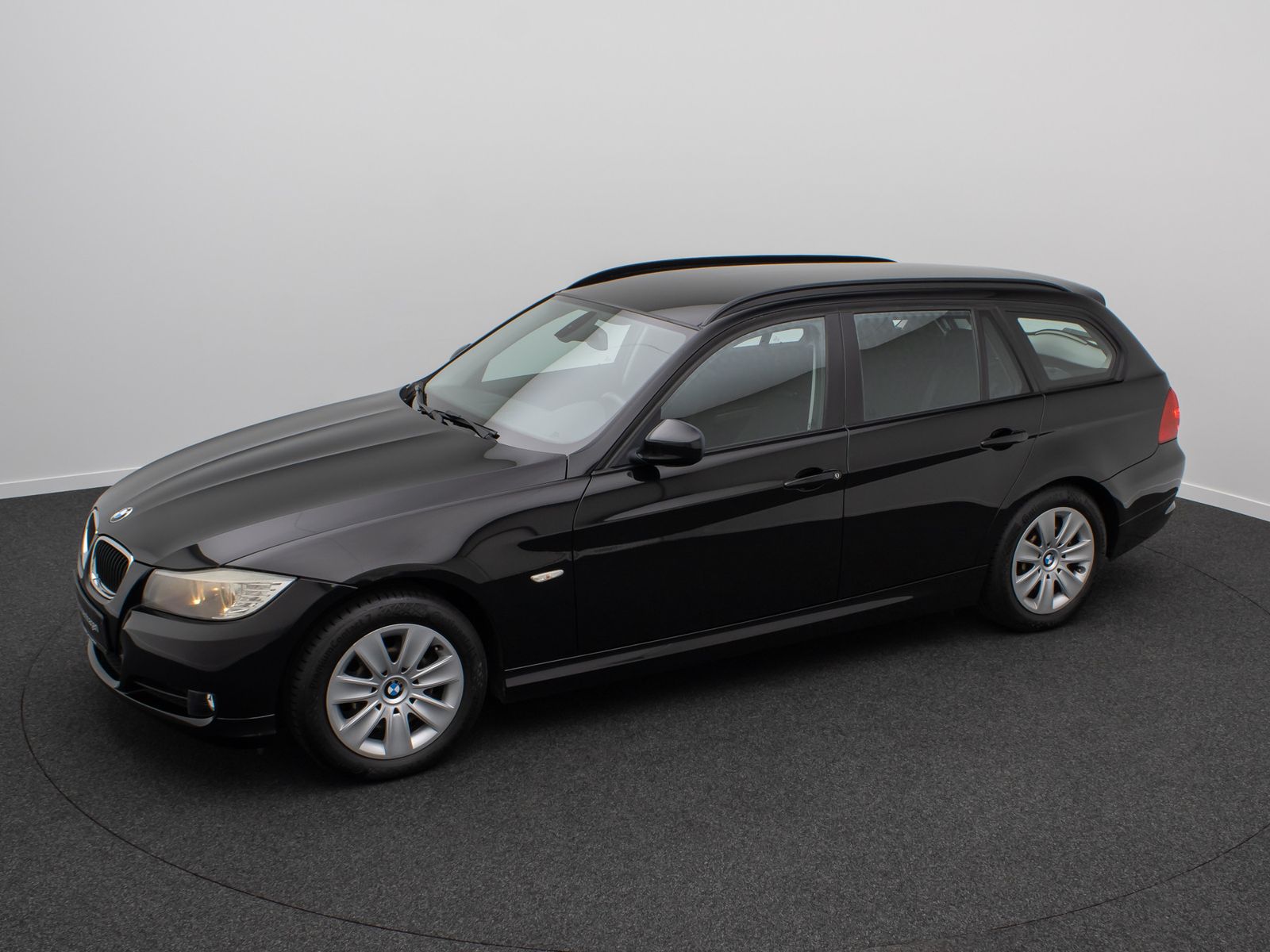 Fahrzeugabbildung BMW 318d GeschwindigReg KlimaAut PDC AHK Nebelschein