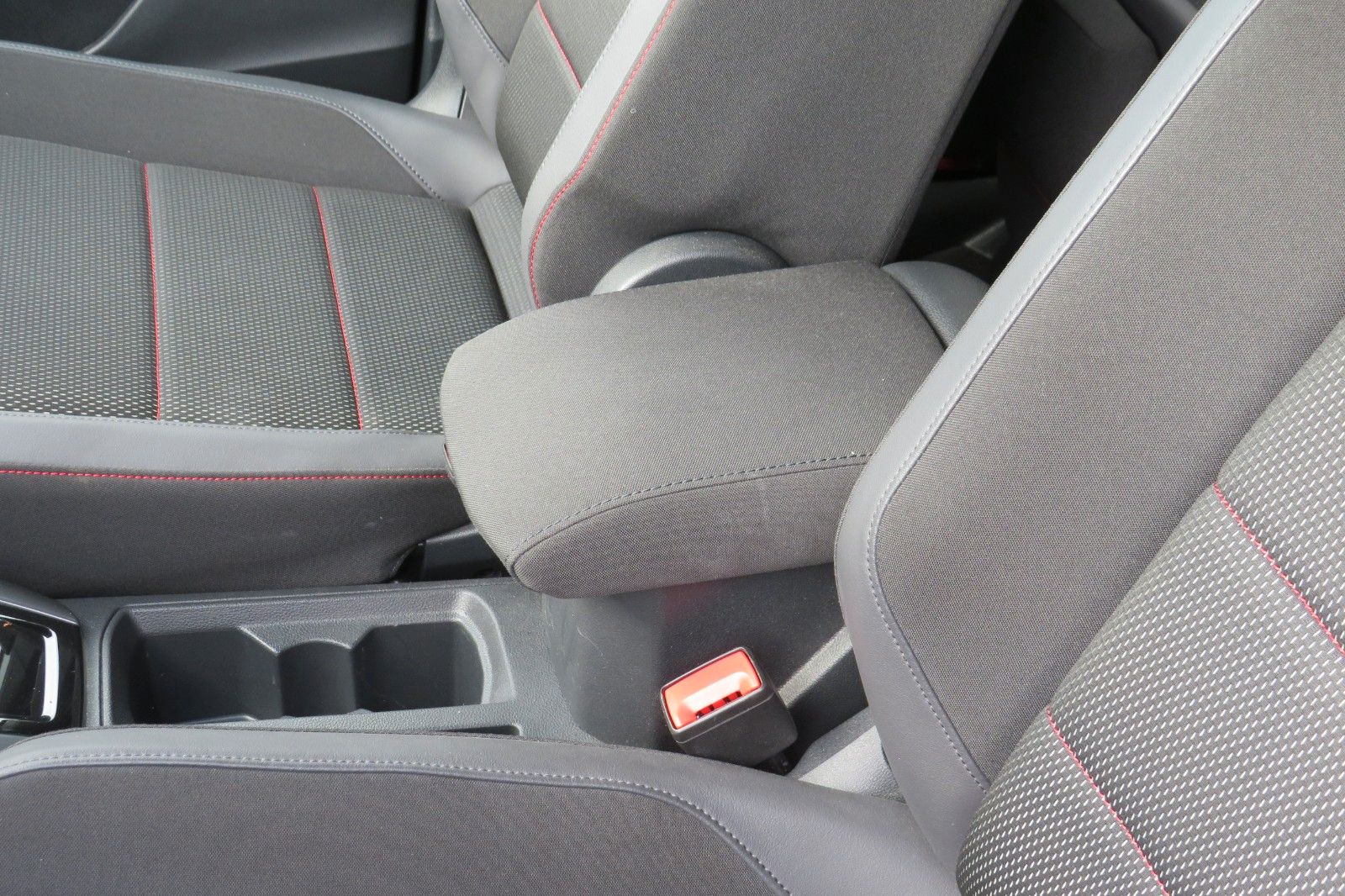 Fahrzeugabbildung Volkswagen T-Roc SPORT/R-LINE ACC KAMERA SITZH. 18`NAVI 1H