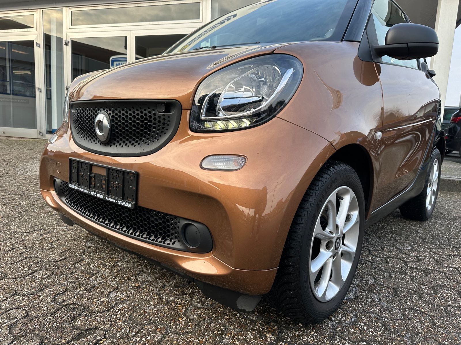 Fahrzeugabbildung Smart ForTwo coupe Pano/SHZG/GJR/Audio/hazelbrown