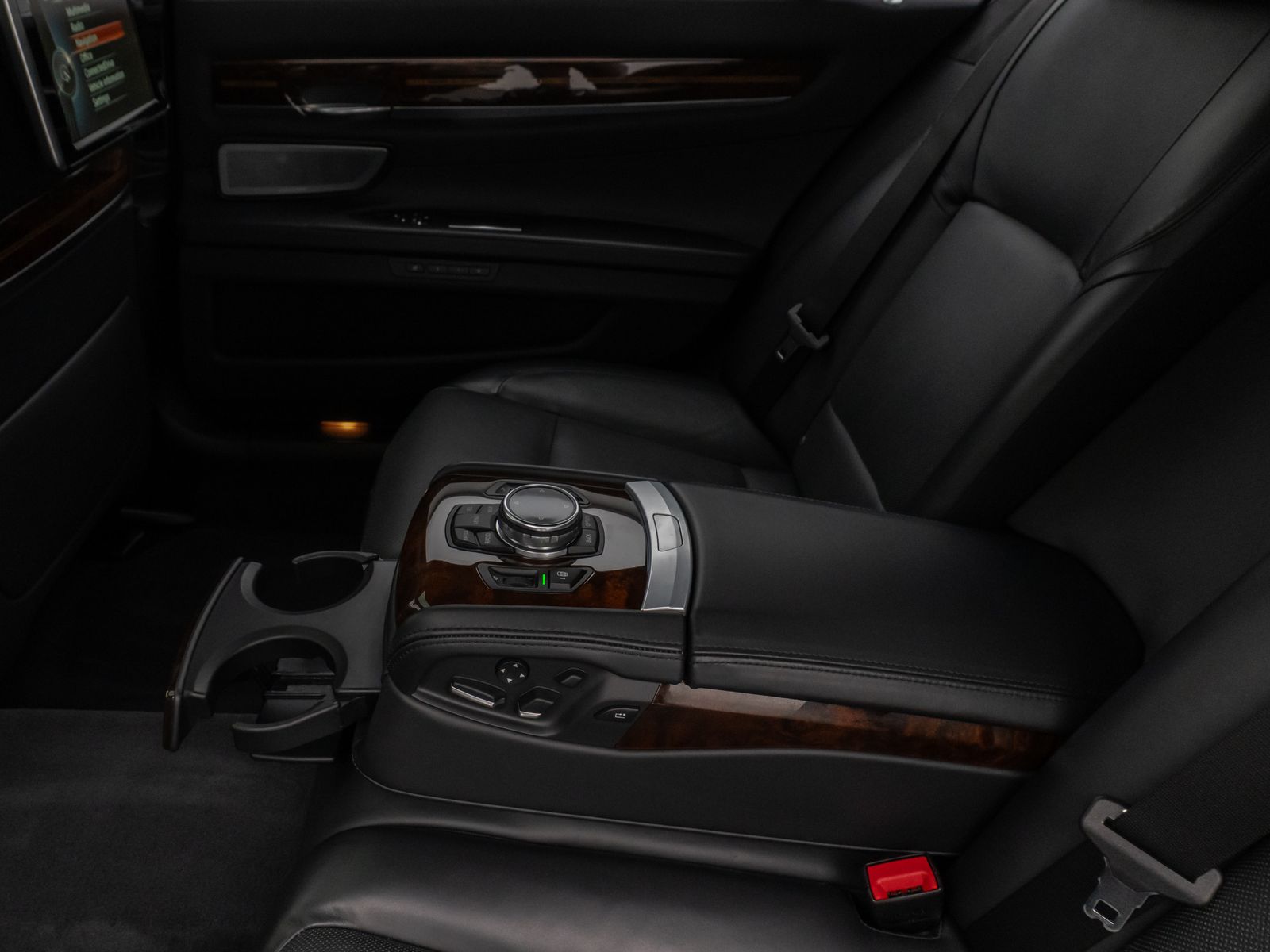 Fahrzeugabbildung BMW 760 Li M Sport Glasdach B&O HUD SoftCl NightVisi