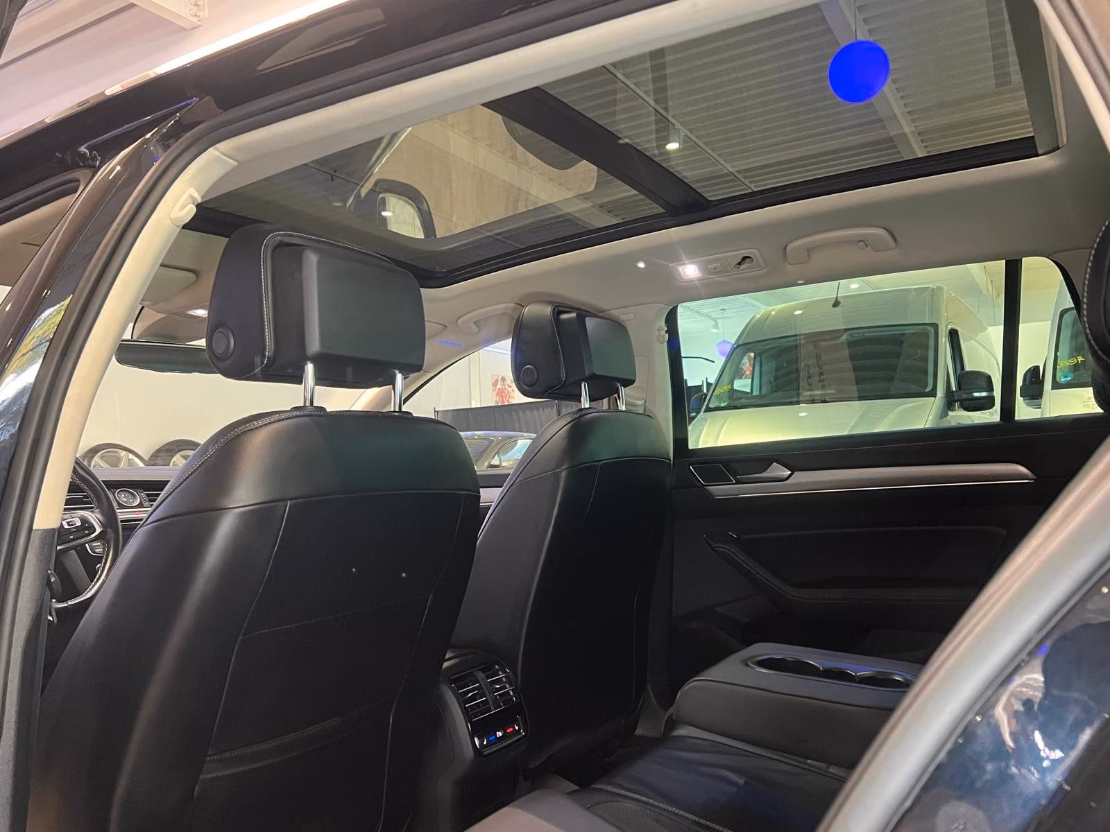 Volkswagen Passat Variant R-Line 4Motion*Pano*360°*AHK*DSG