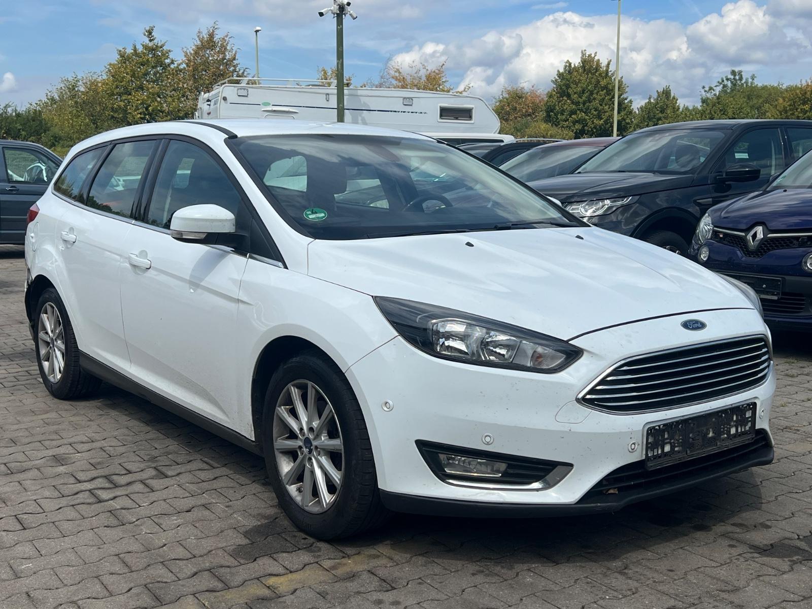 Ford Focus 2015 — interior