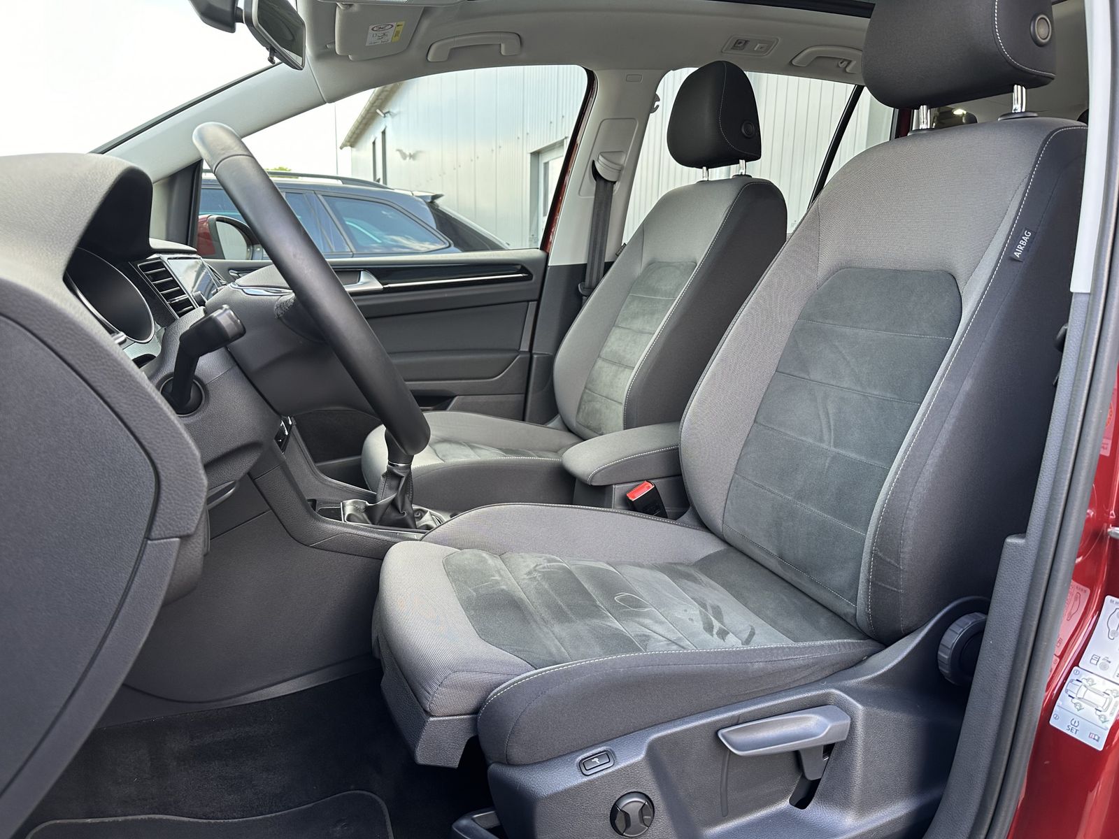 Fahrzeugabbildung Volkswagen Golf Sportsvan 1.5 TSI Highline NAV+LED+ACC+PANO