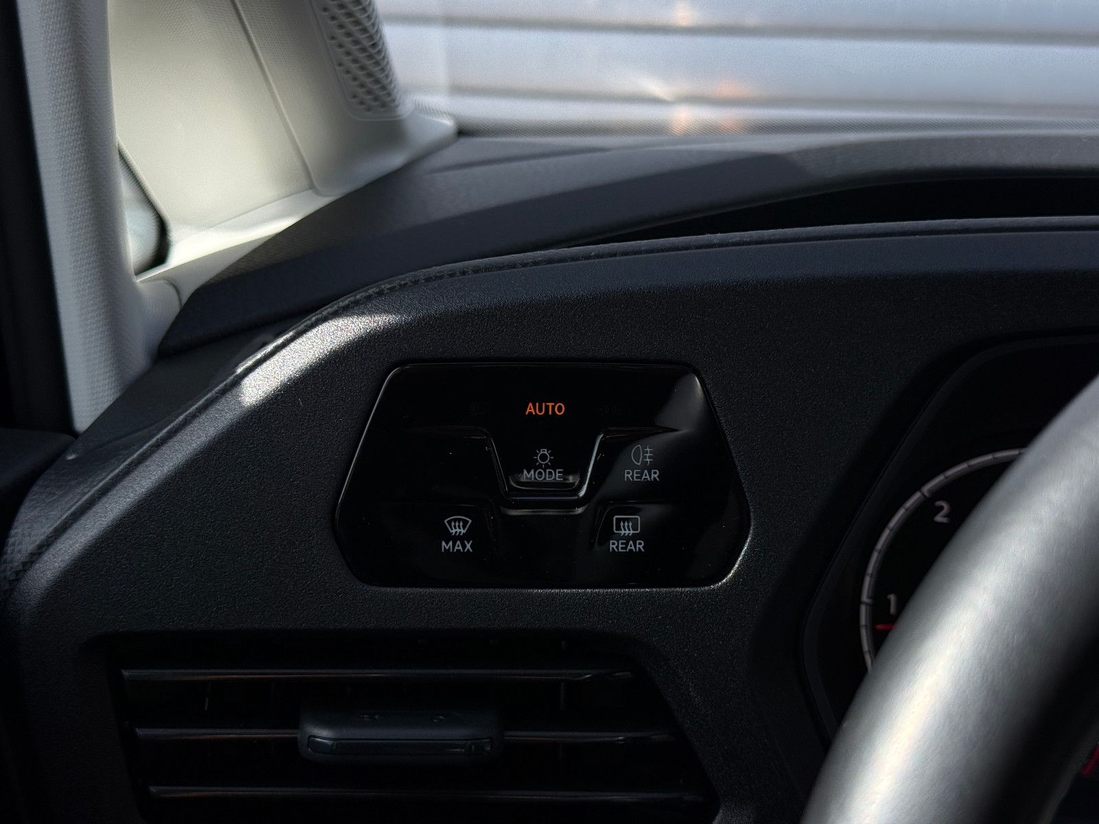Fahrzeugabbildung Volkswagen Caddy 2.0 TDI DSG AHK DAB GRA Navi Kamera SHZ
