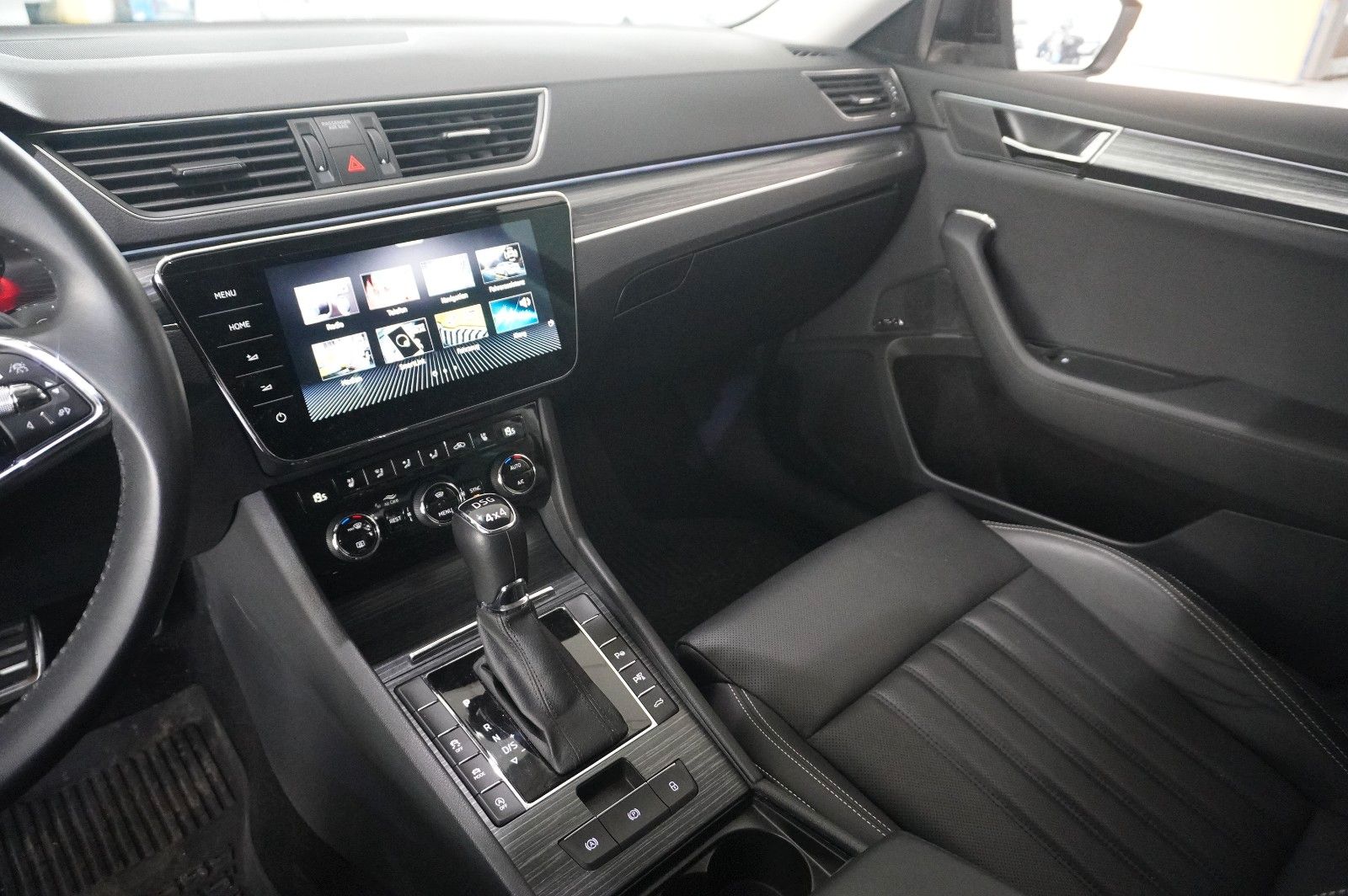 Fahrzeugabbildung SKODA Superb Combi 2.0D PREMIUM 4X4 NAVI/LED/360°/AHK