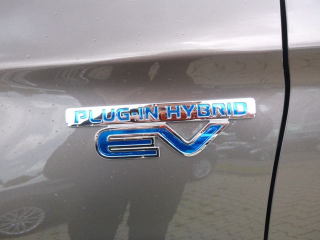 Fahrzeugabbildung Mitsubishi Outlander 4WD Plug-in Hybrid >AUT/AHK/Kamera<