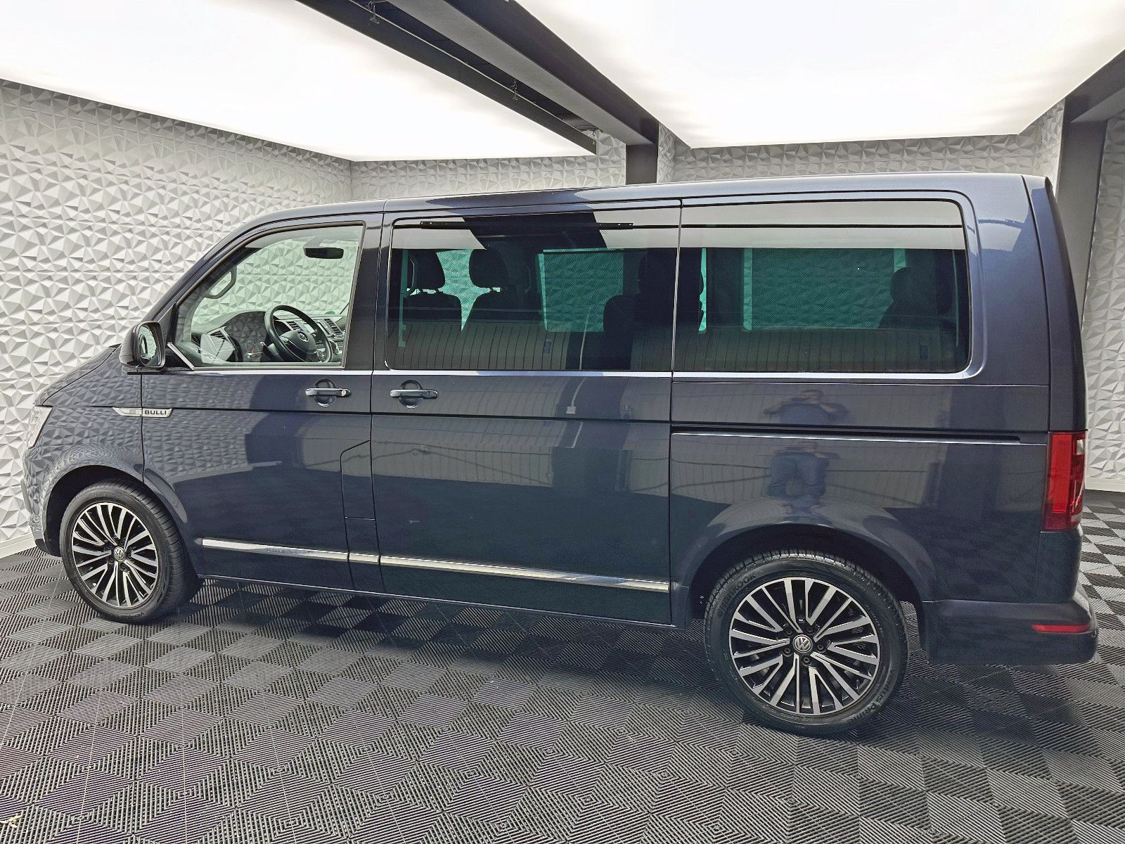 Fahrzeugabbildung Volkswagen T6 MULTIVAN HIGHLINE/4MOTION/DCC/STANDHZ/ACC/AHK